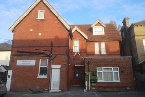 Alojamiento - Ground-Floor Family Studio Apartment with Double and Single Beds – Free Parking