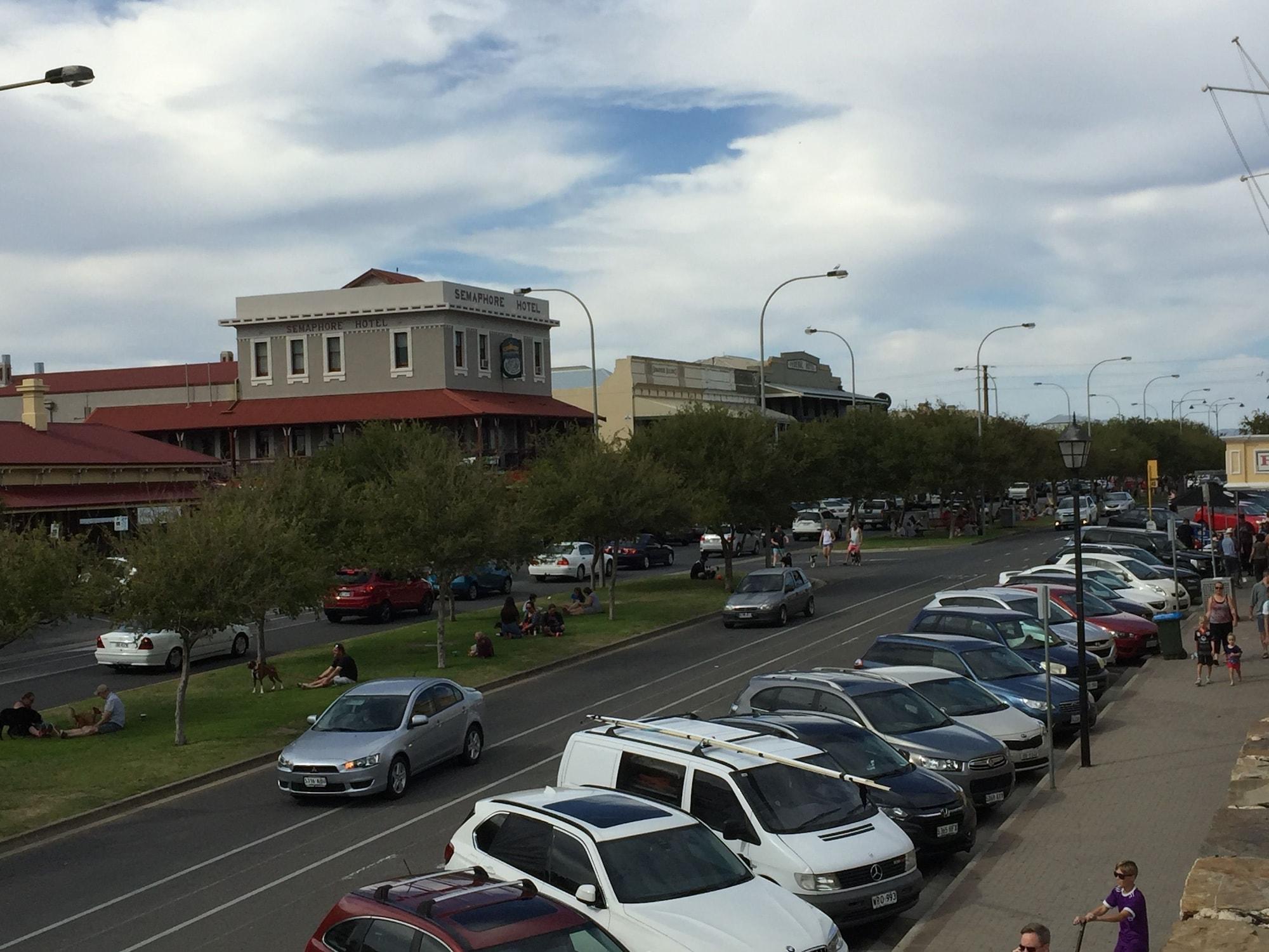 Vista Exterior Semaphore Splash Apartments