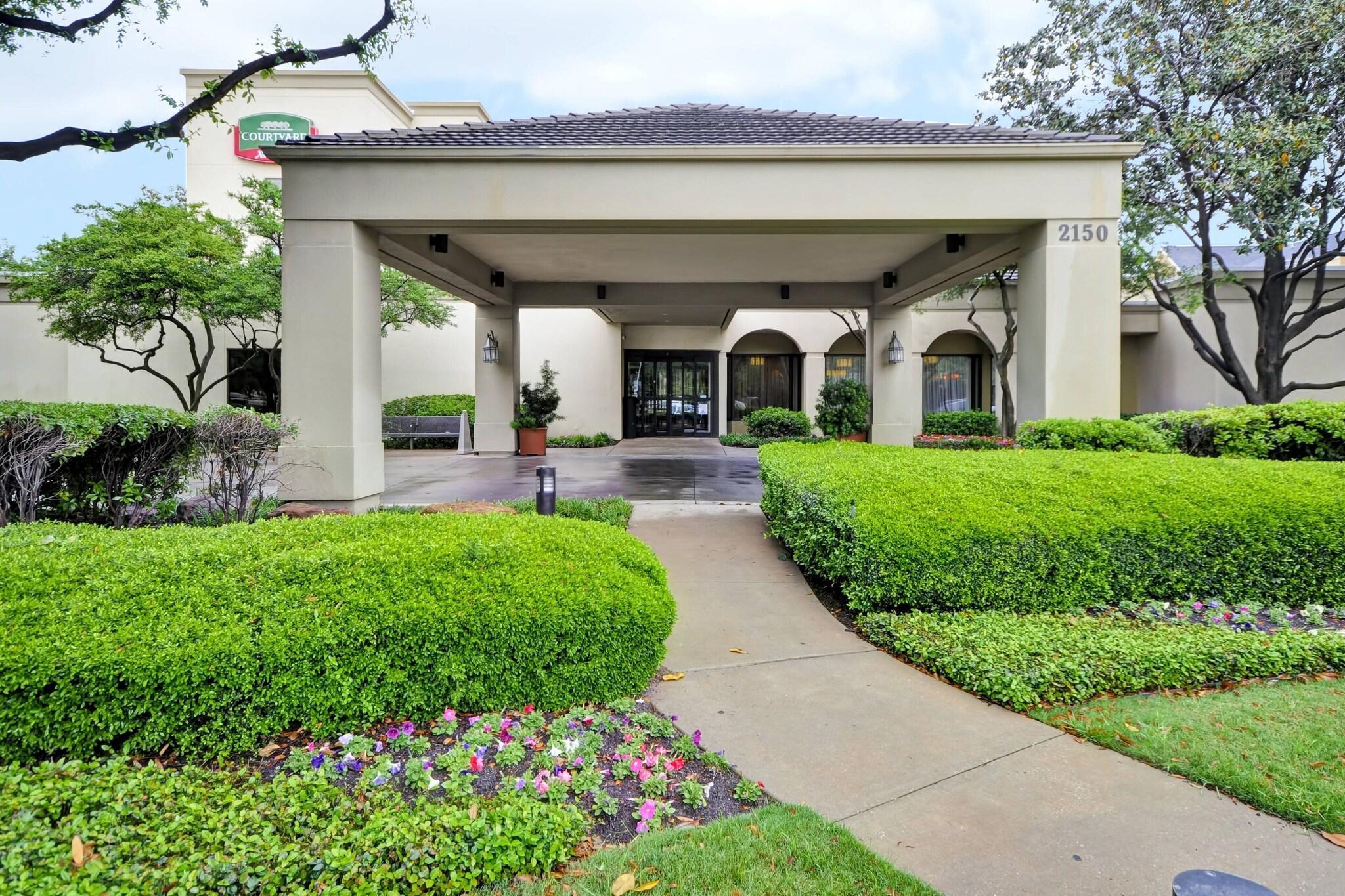 Vista Exterior Courtyard by Marriott Dallas Medical/Market Center