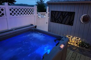 Alquiler Vacacional - Relaxing Riverfront, Private Dock, & Hot Tub