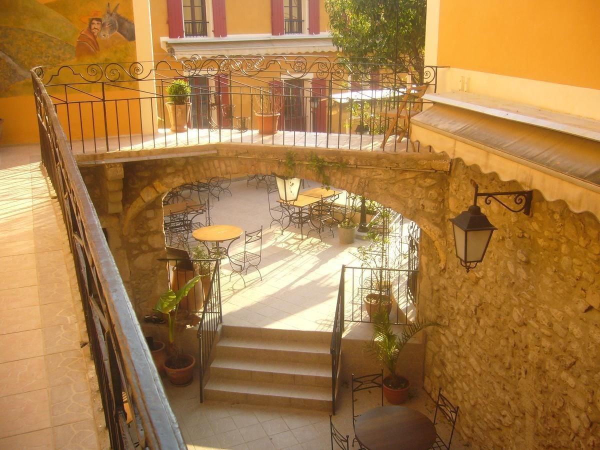 Varios Hôtel L'Oronge