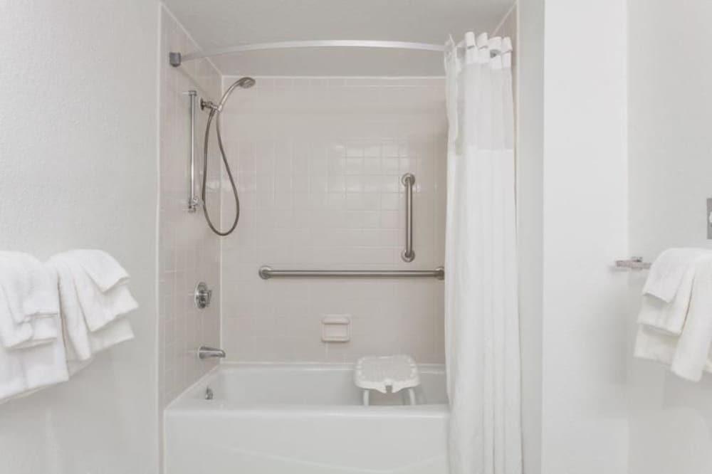 Baño Simple Rewards Inn