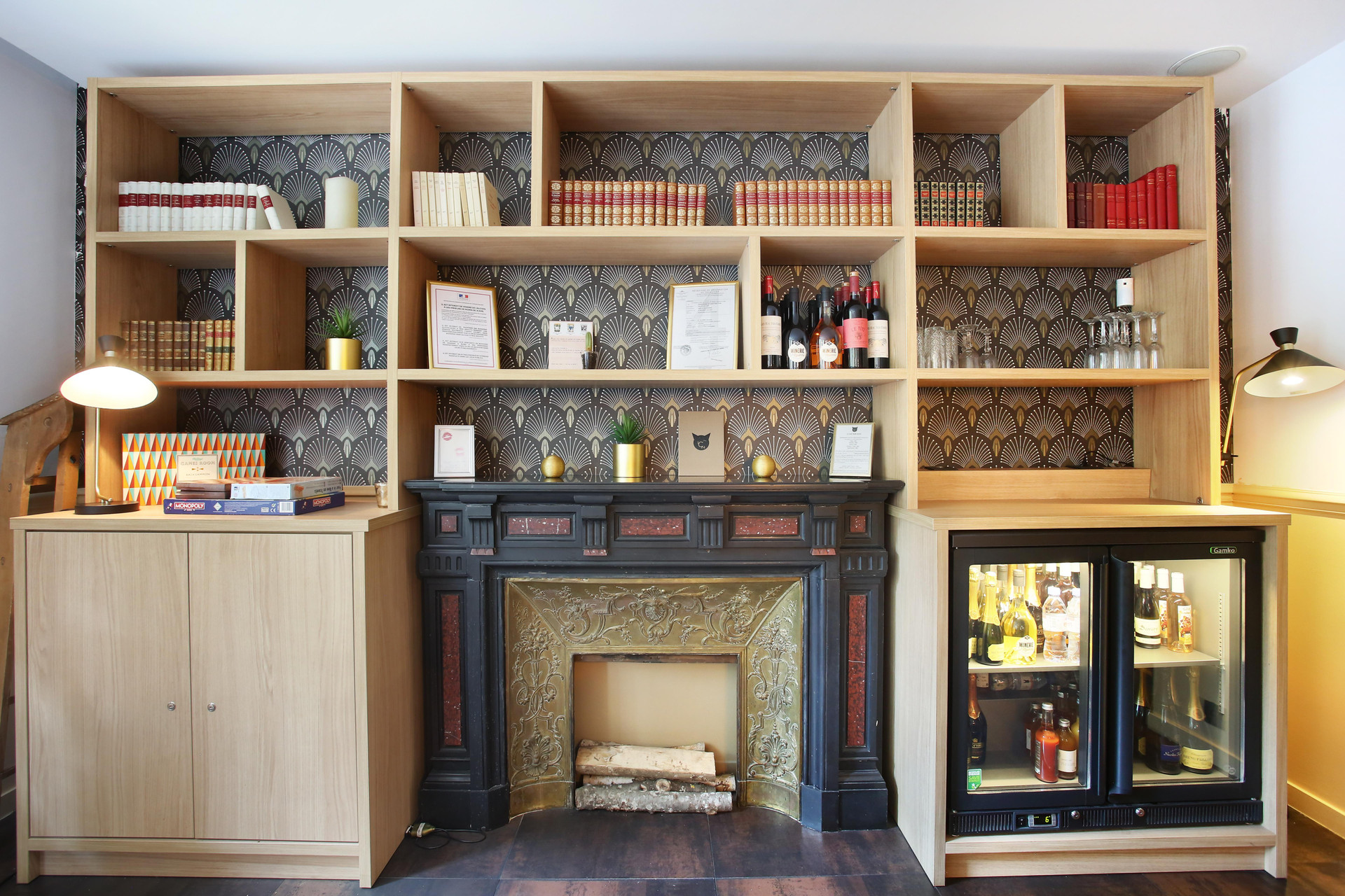 Bar/Salón Le Chat Noir