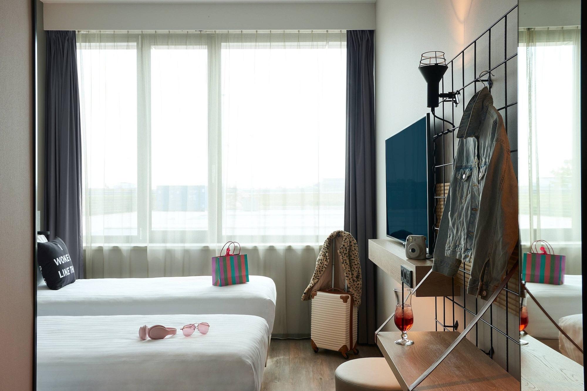 Habitación Moxy Amsterdam Schiphol Airport