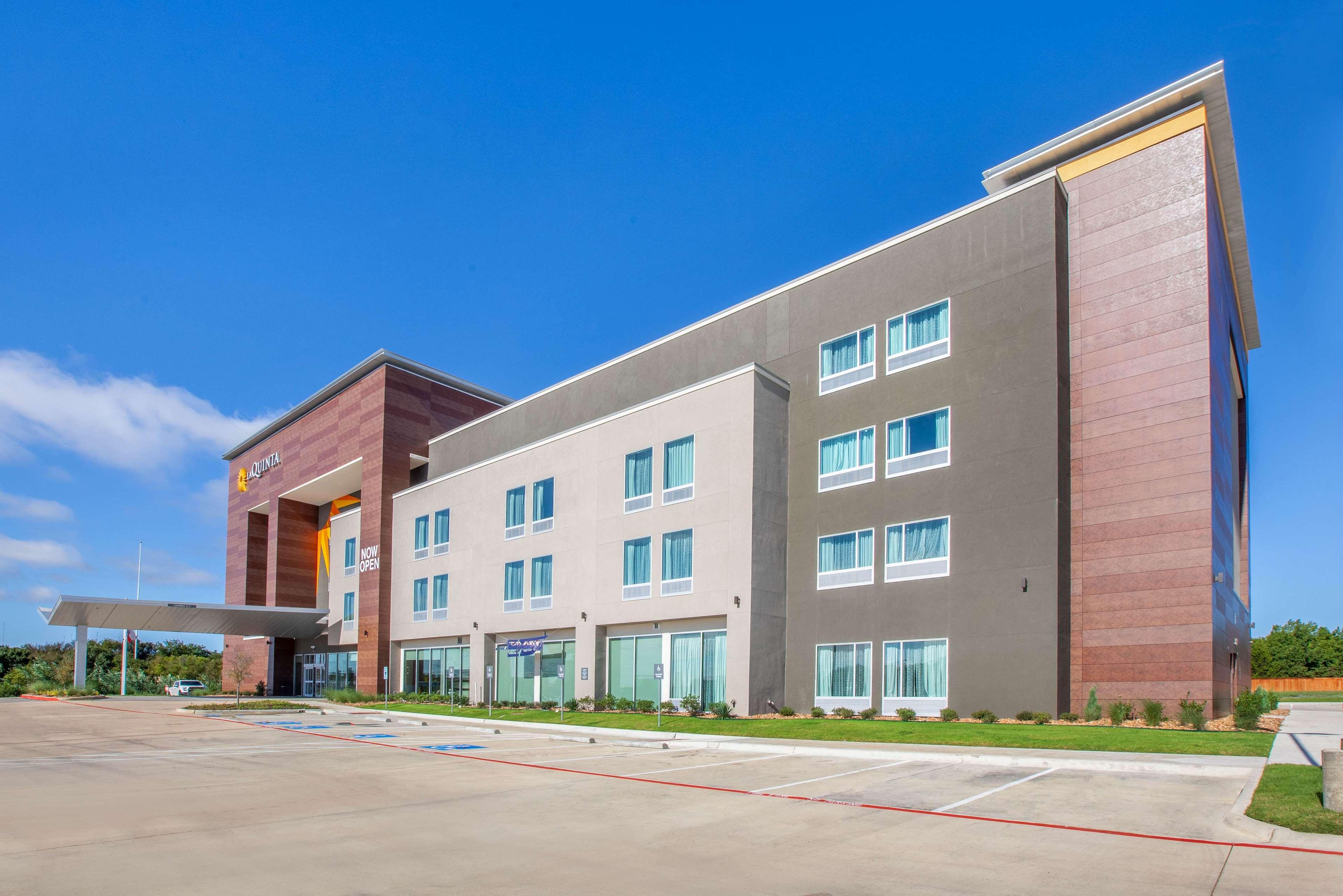 Vista Exterior La Quinta Inn & Suites by Wyndham Dallas Duncanville