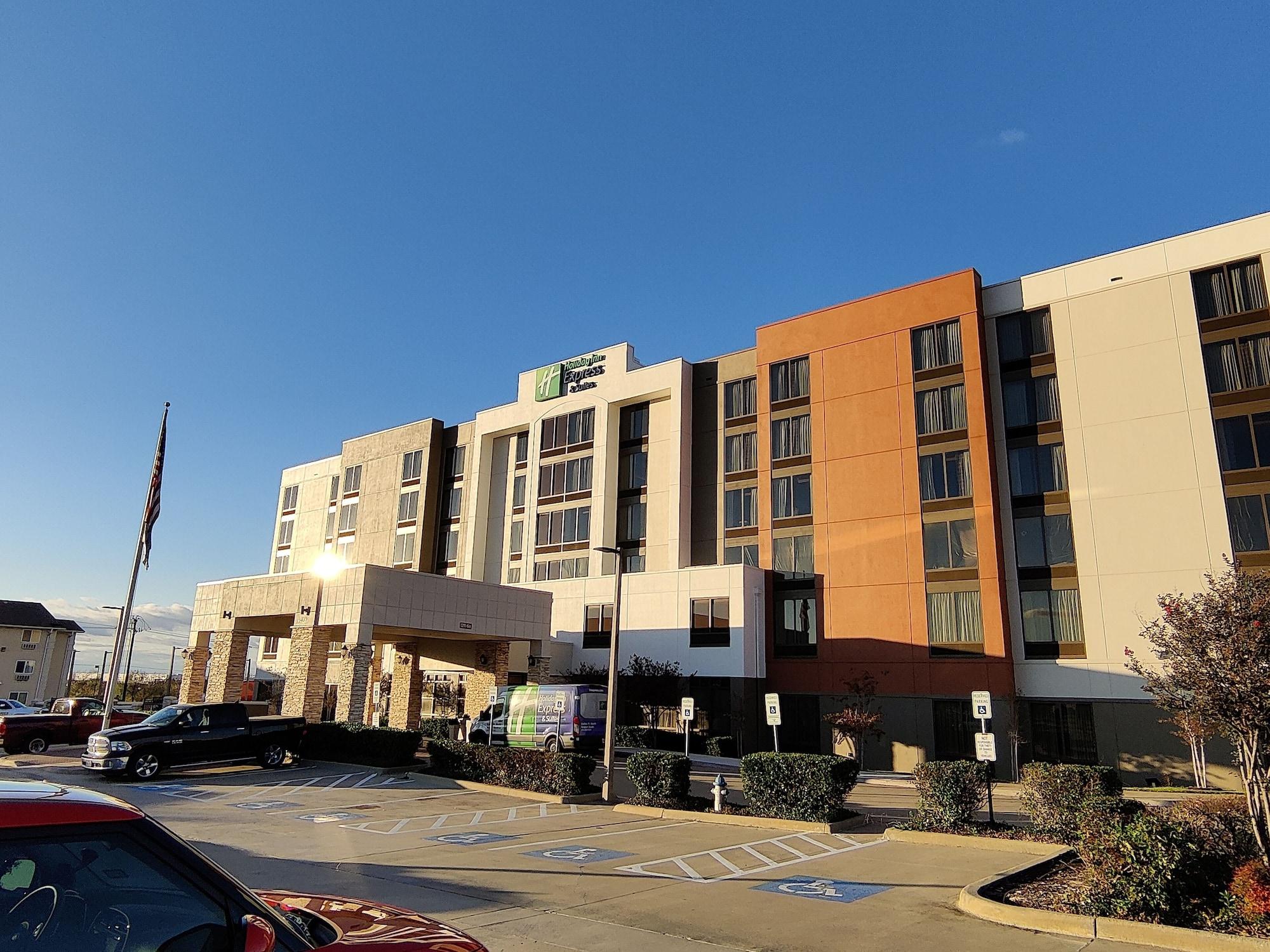 Vista Exterior Holiday Inn Express Hotel & Suites DFW Airport South by IHG