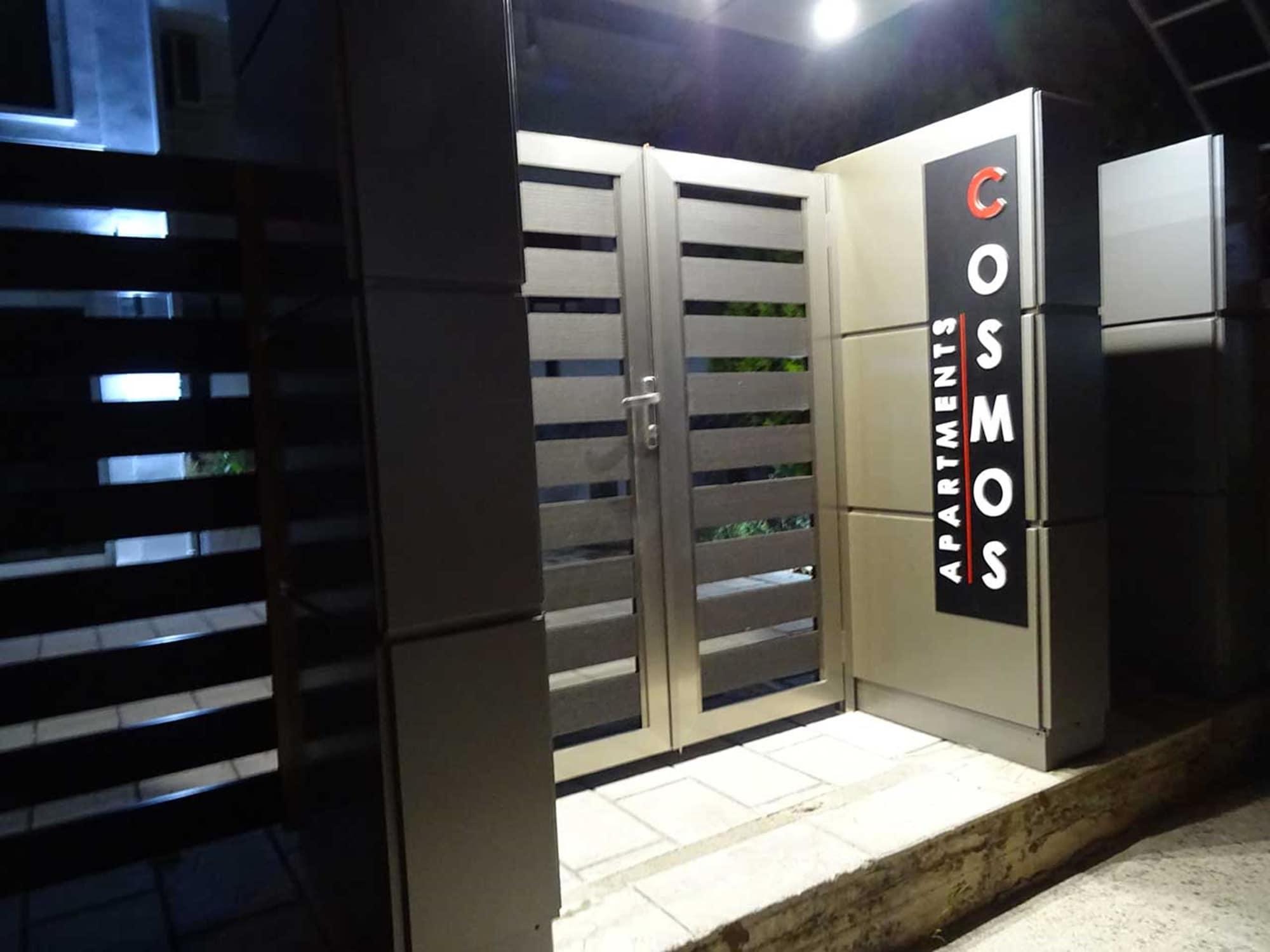 Vista Exterior Cosmos Apartments