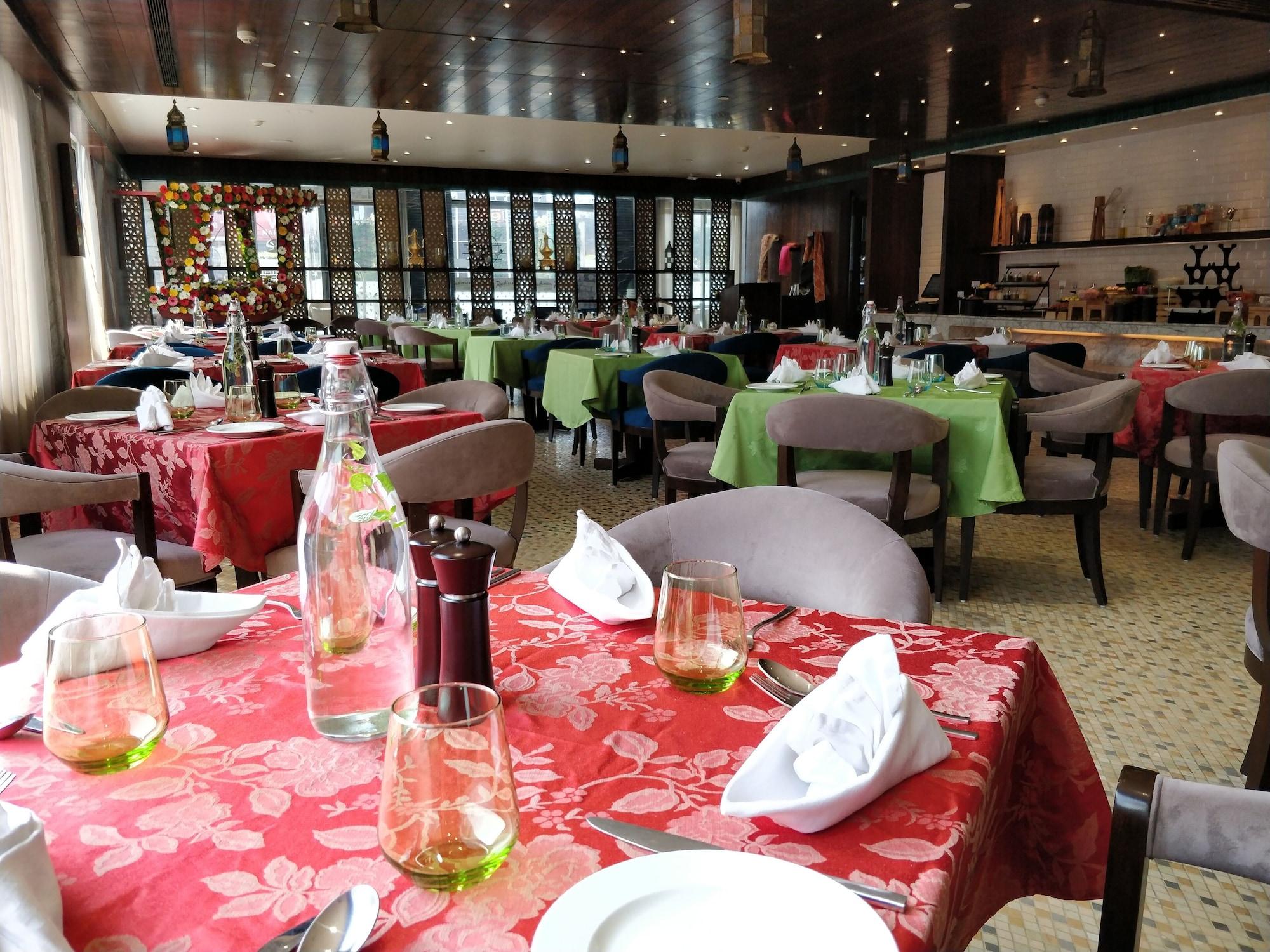 Restaurant Radisson Lucknow City Center