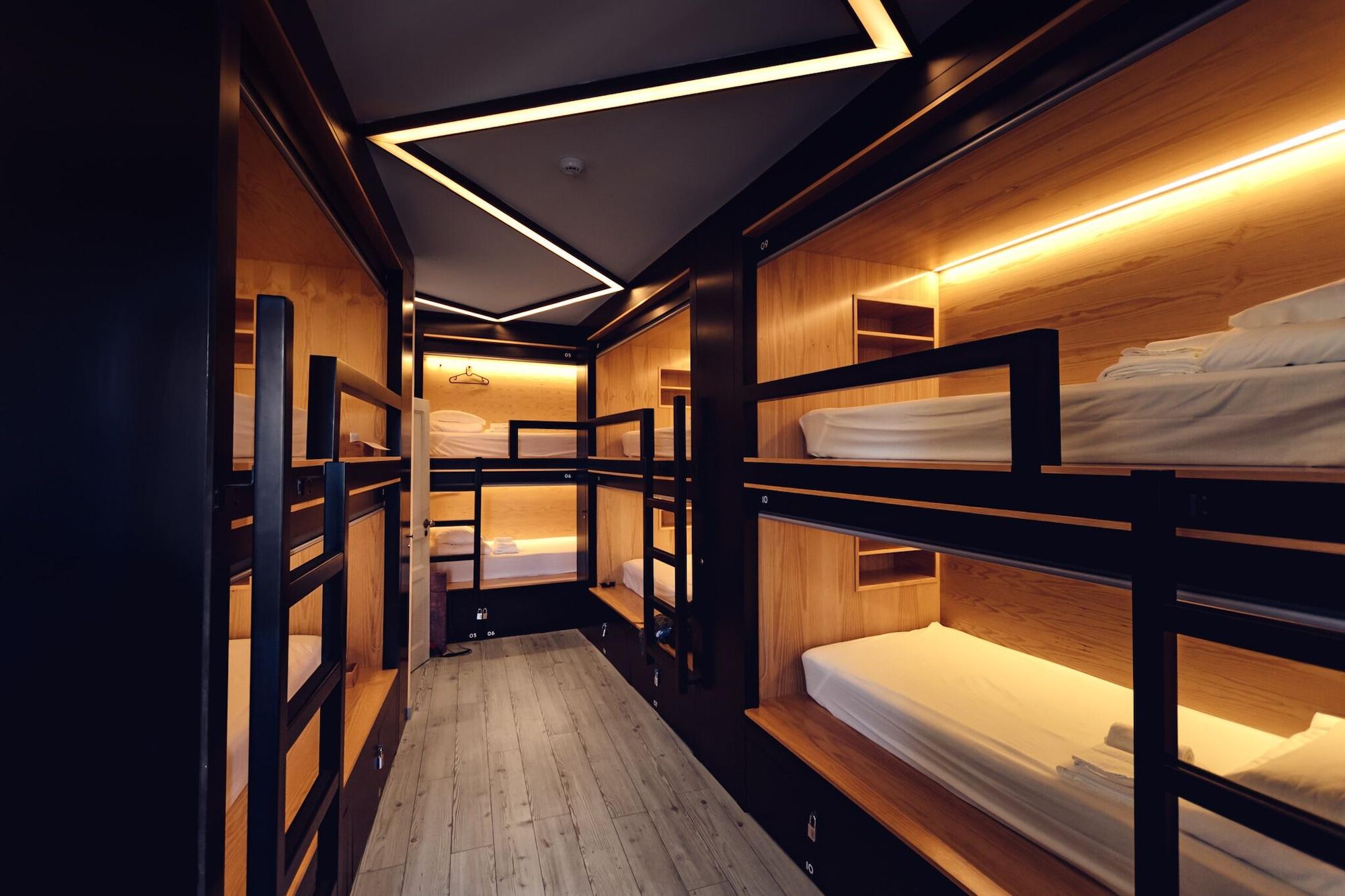 Varios GiG Capsule Hostel