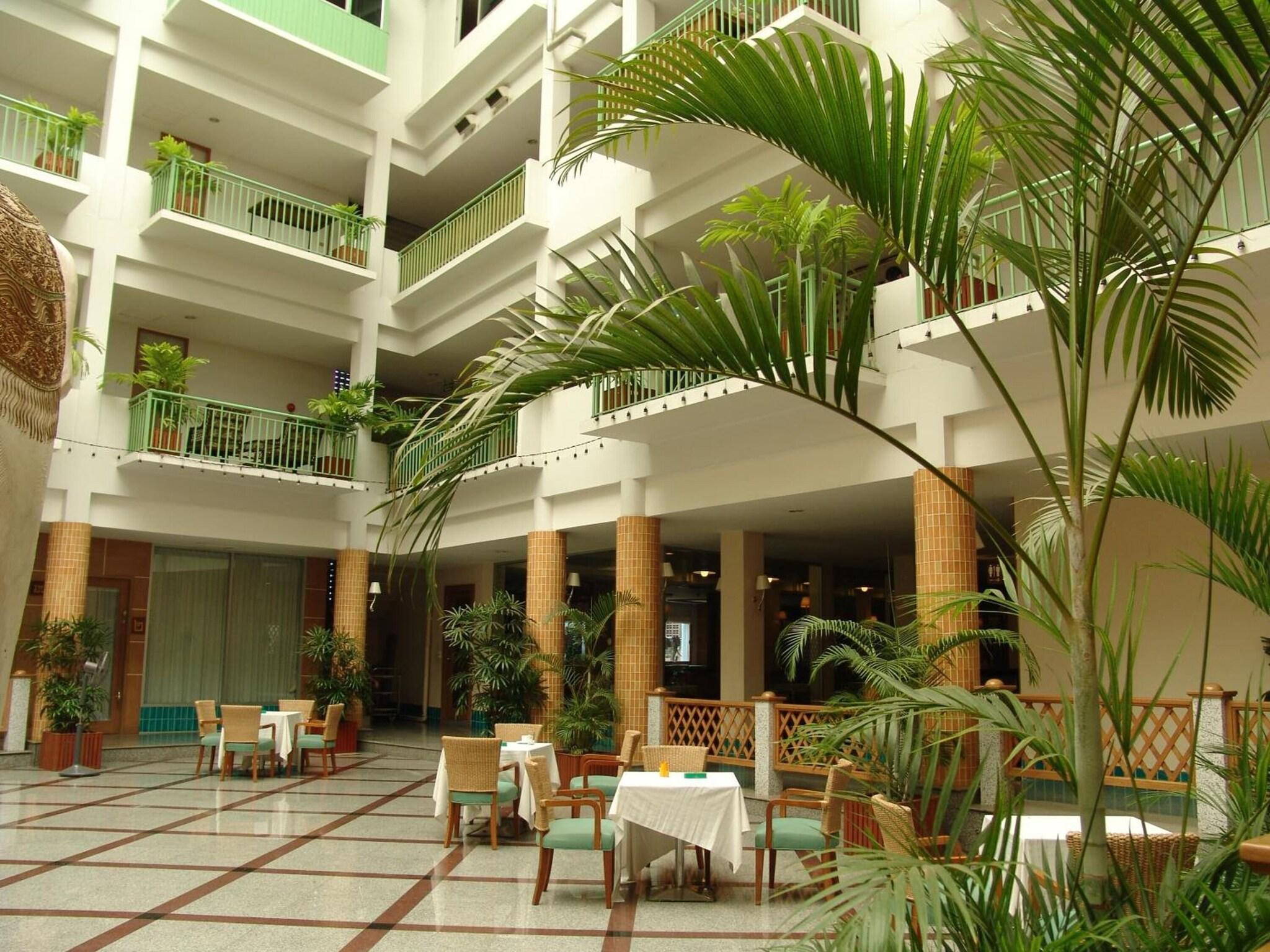 Vista Lobby Dhevaraj Hotel