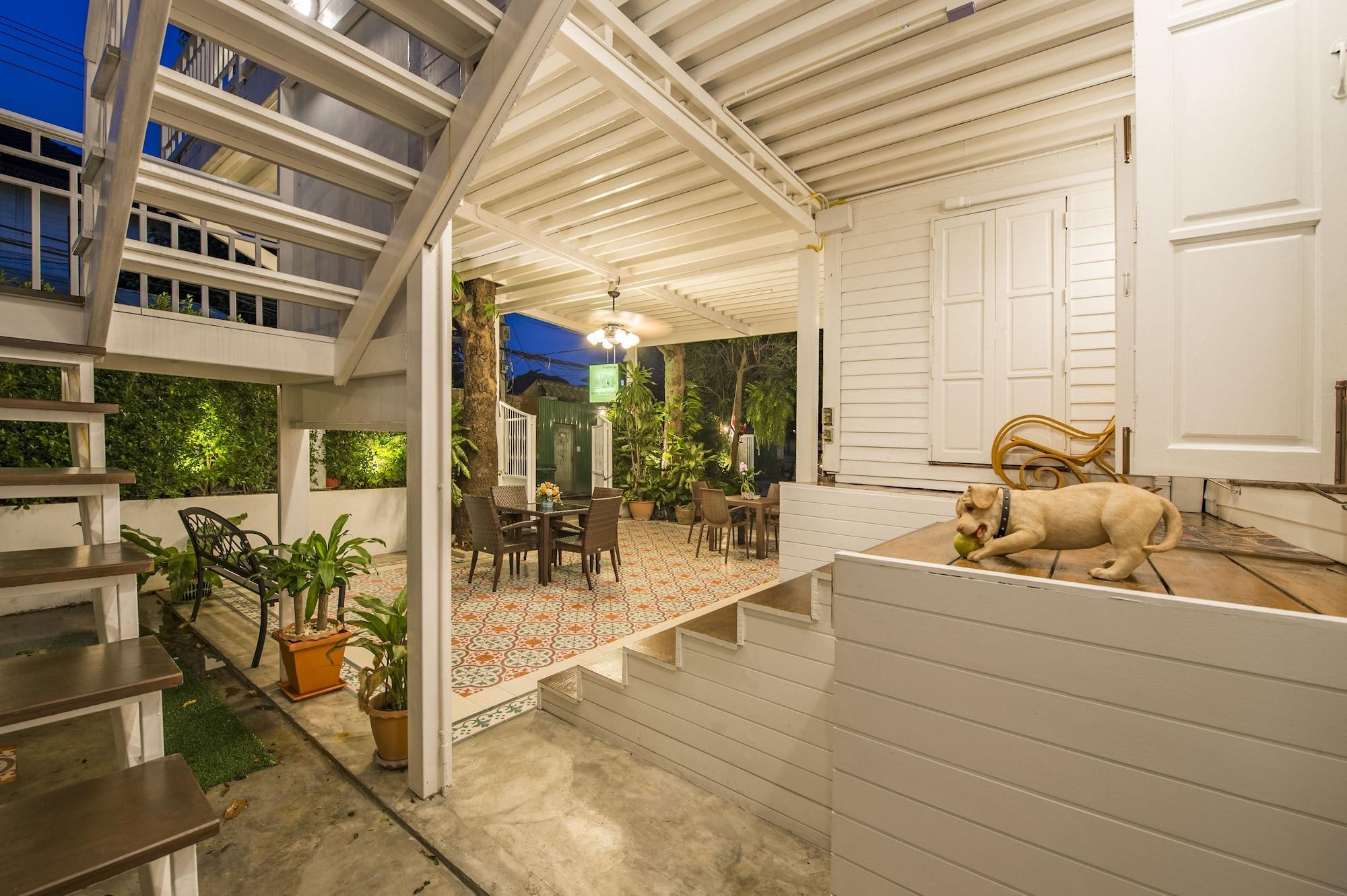 Varios Baan Kachitpan