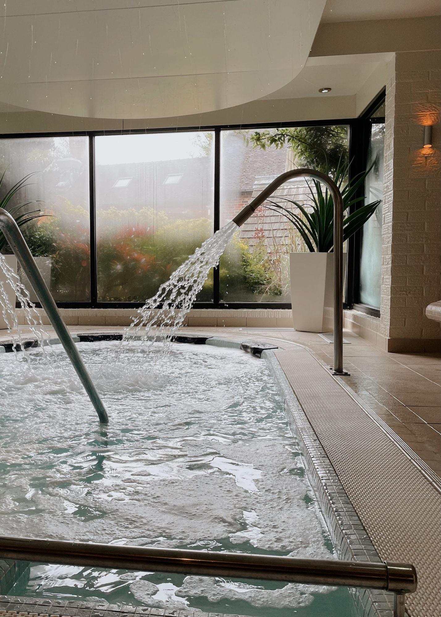 Vista Piscina Moddershall Oaks