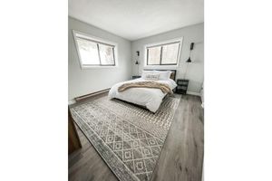 Alquiler Vacacional - SUMMER SELLS OUT! Stunning views, deck, modern, open, fully stocked, fireplace!
