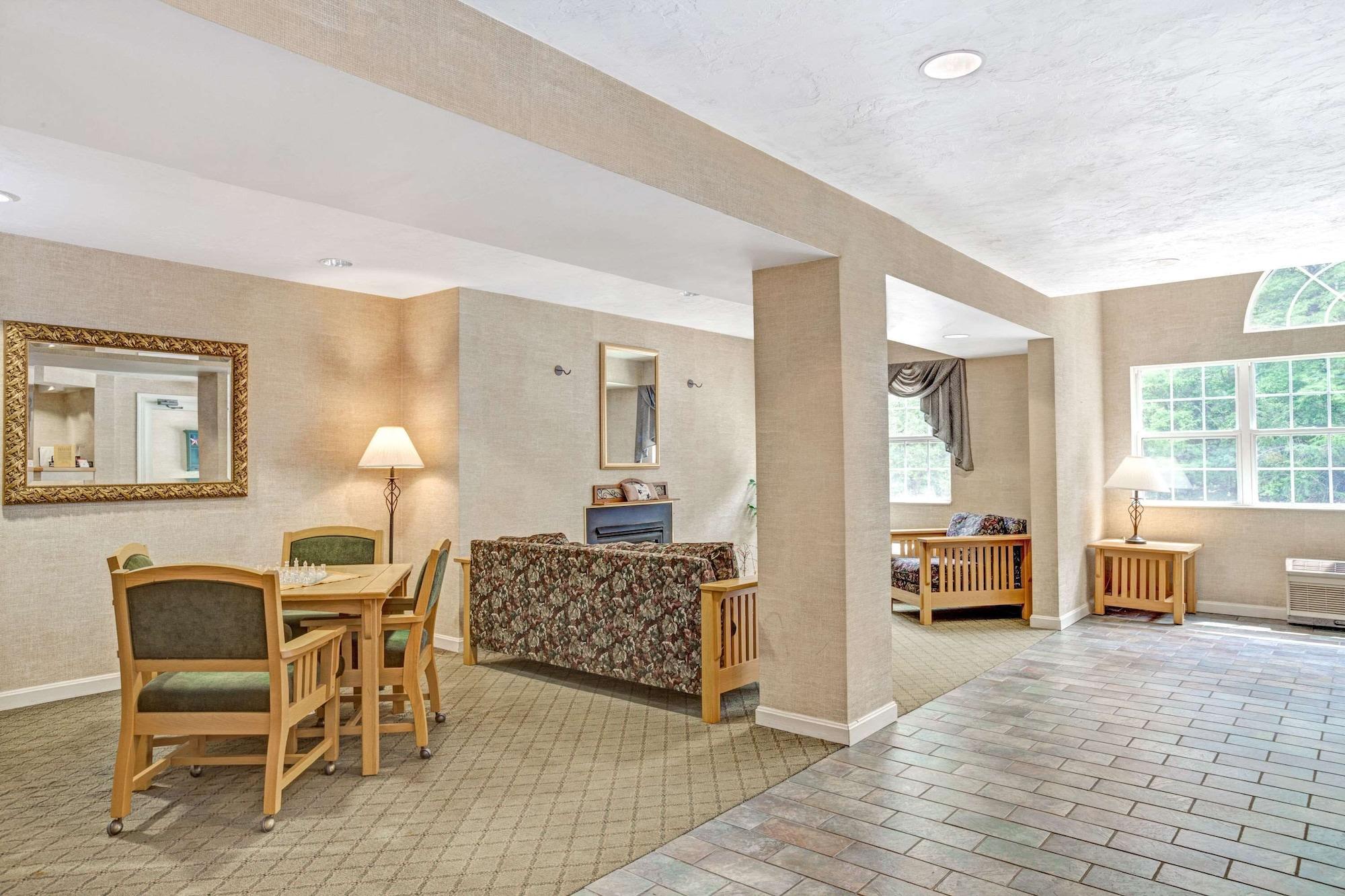 Vista Lobby Days Inn by Wyndham Sturbridge