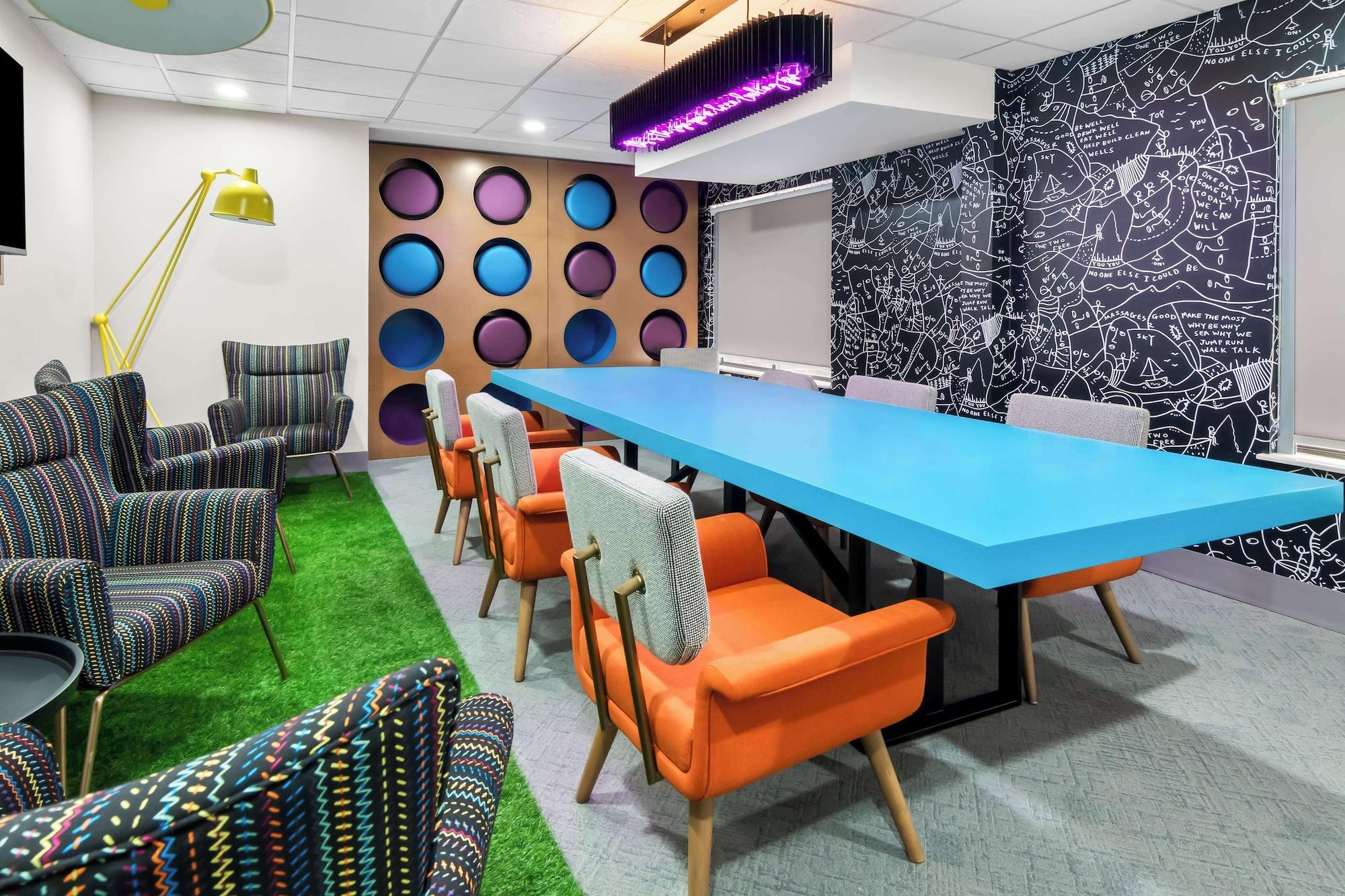 Bar/Salón Big Country Hotel & Suites, SureStay Collection by BW