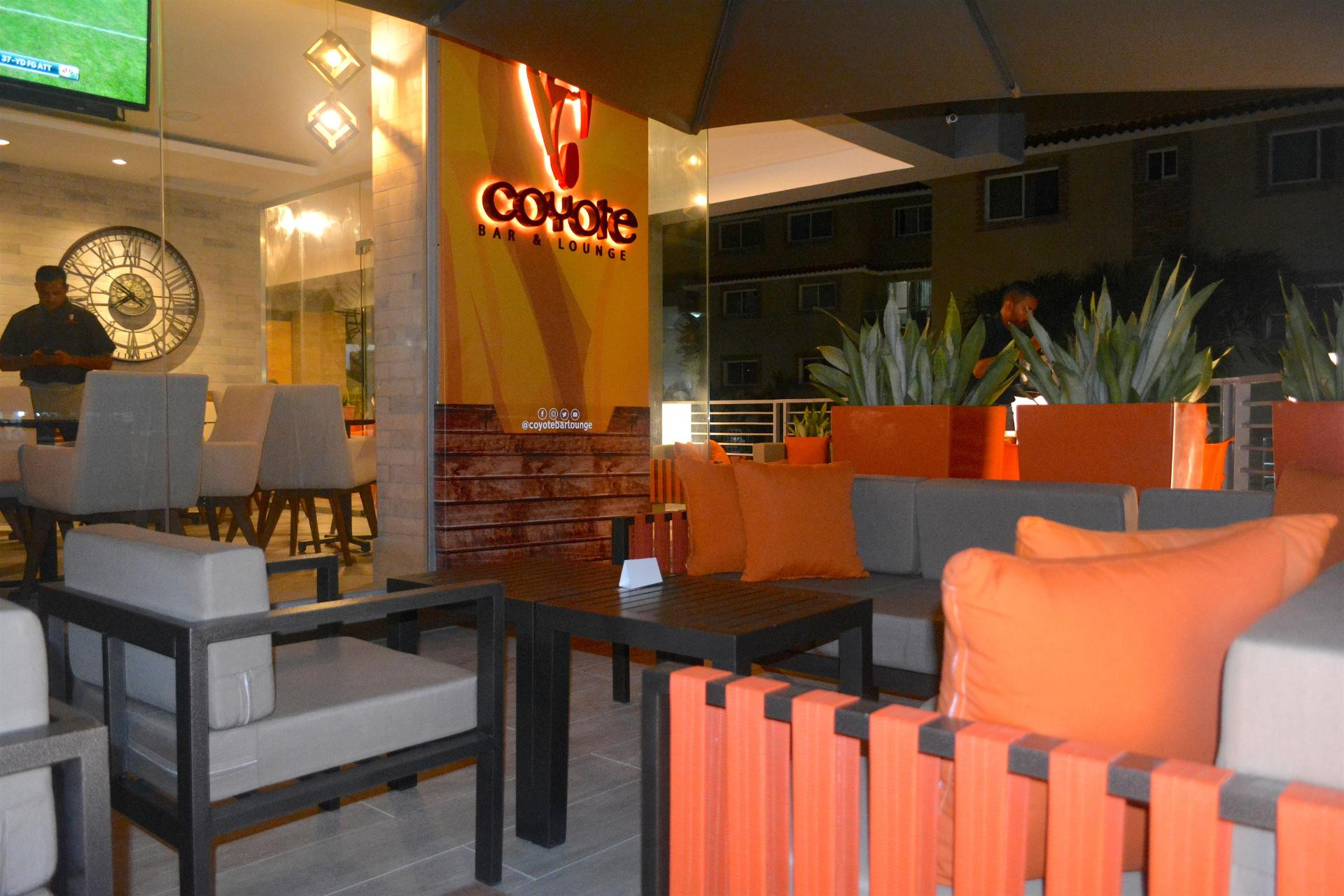 Restaurant Ducassi Suites Rooftop Pool Beach Club & Spa