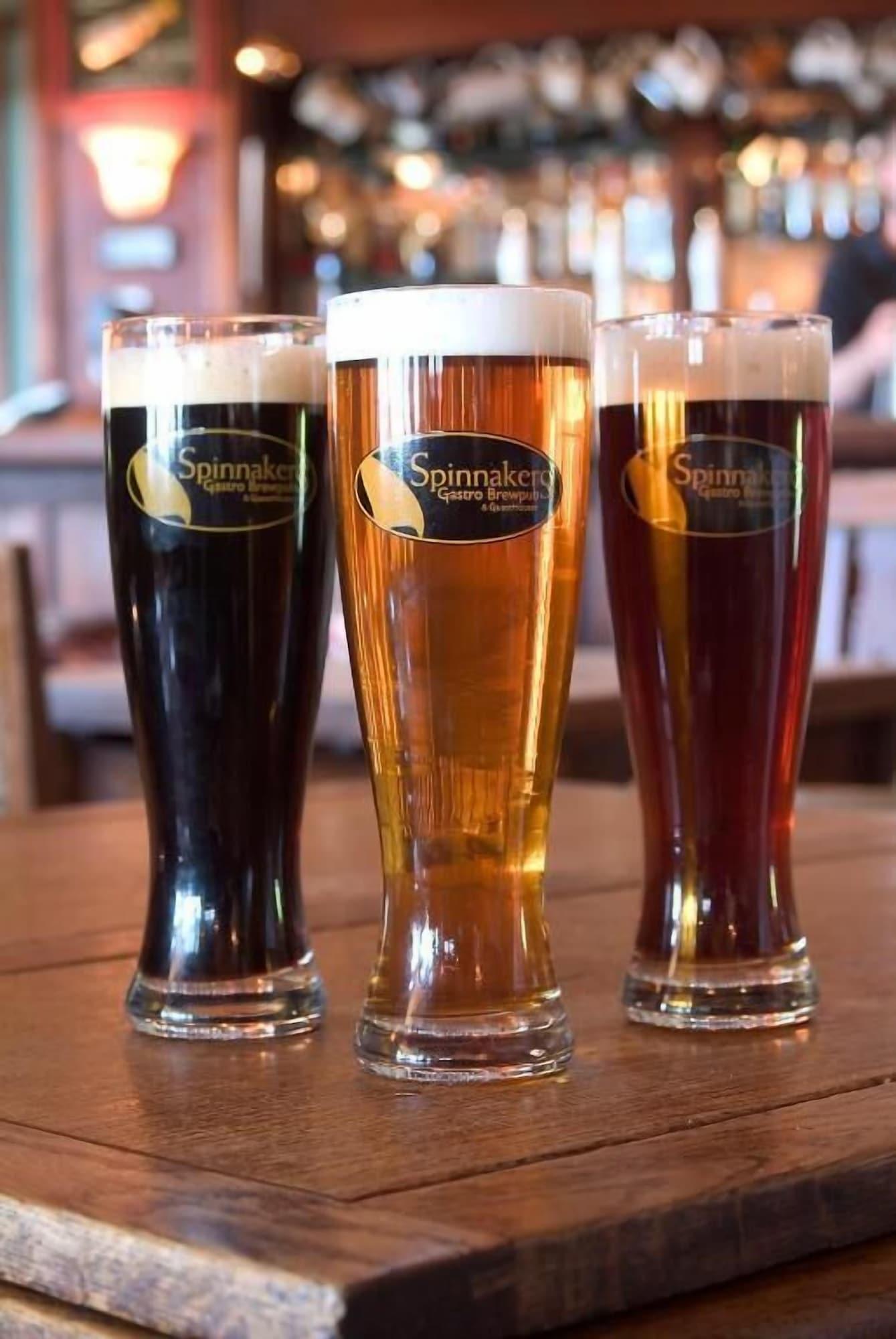 Bar/Salón Spinnakers Brewpub & Guesthouses