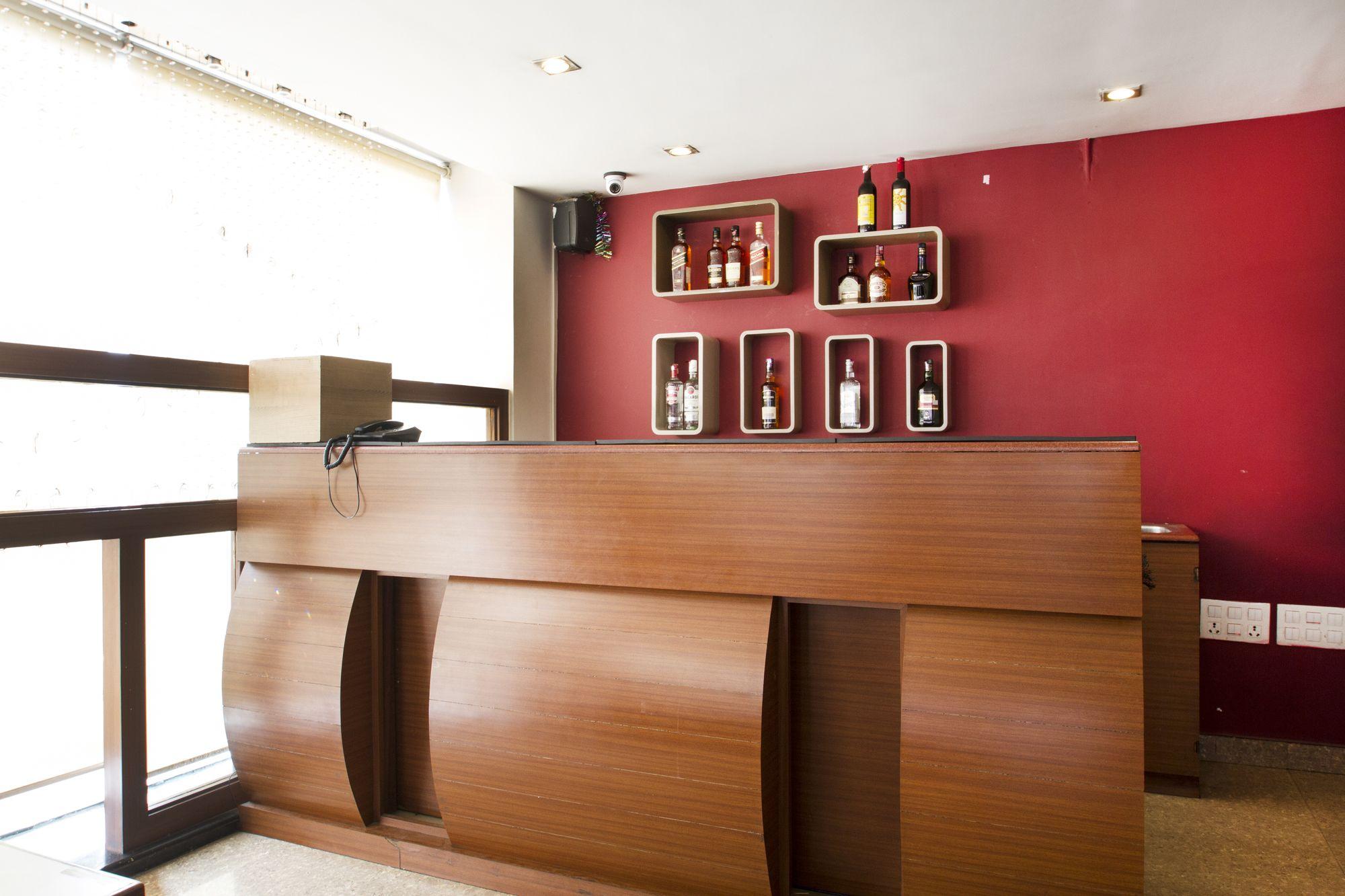 Bar/Salón OYO 7552 Hotel SVM Grand