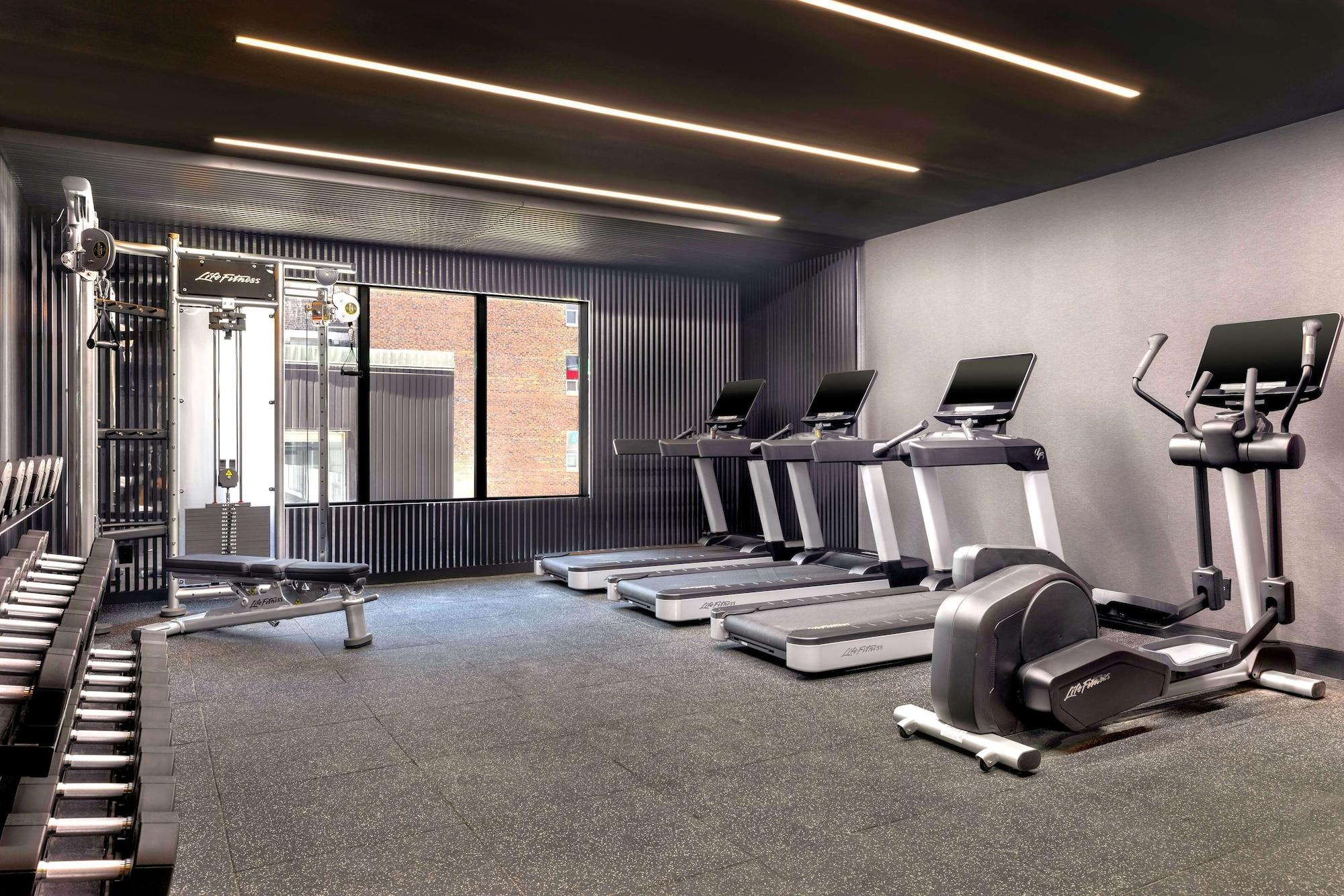 Gimnasio Revery Toronto Downtown, Curio Collection by Hilton