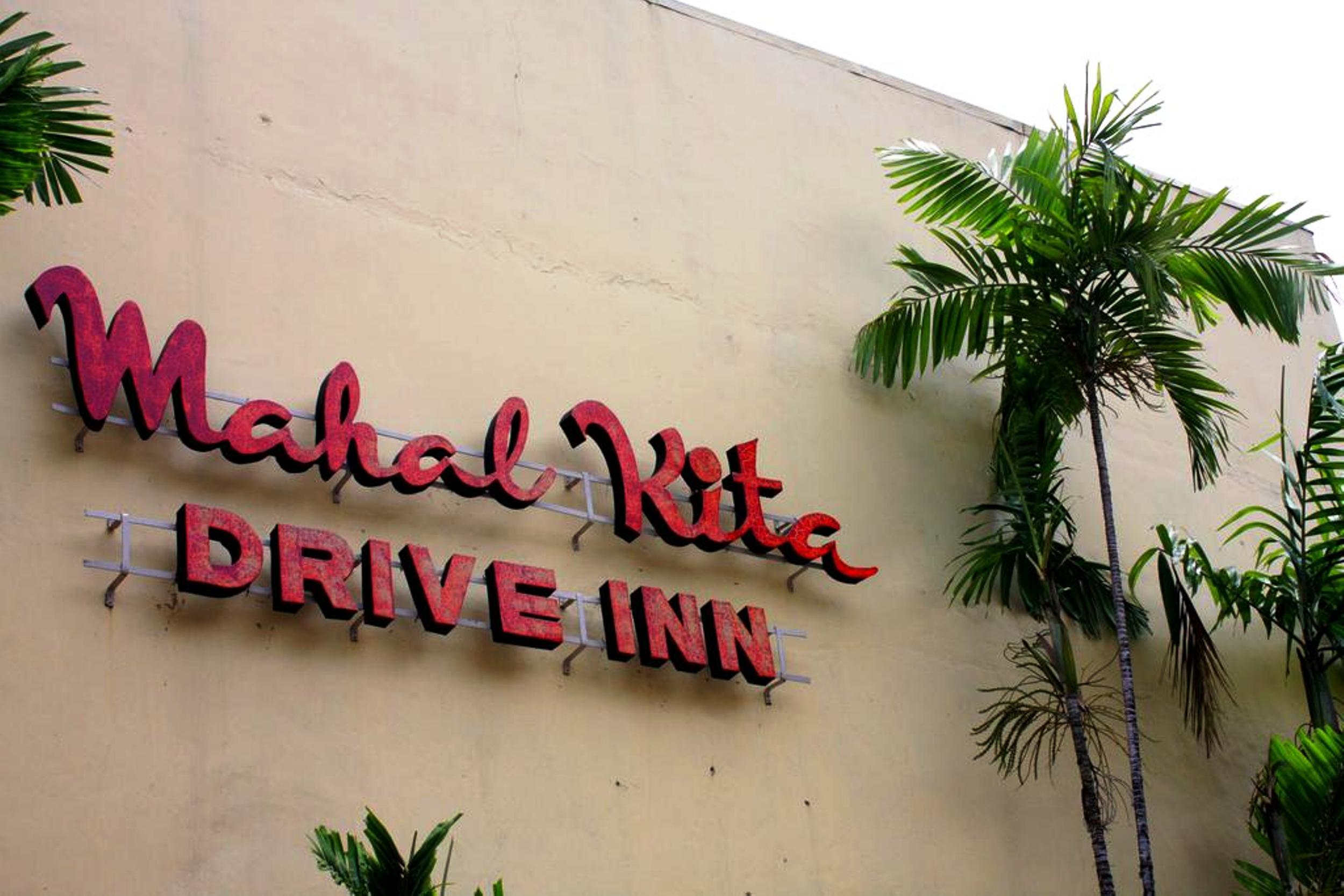 Vista Exterior Mahal Kita Drive Inn