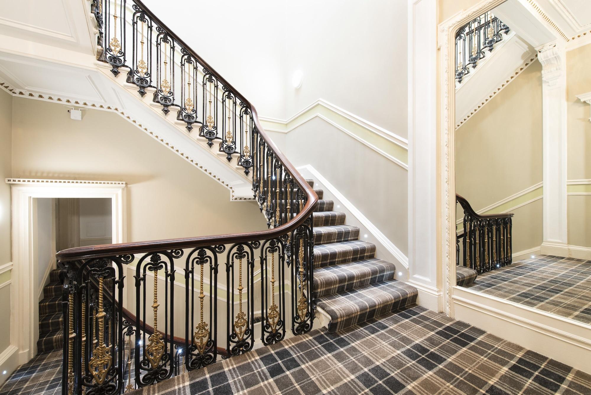 Varios Grosvenor Suites