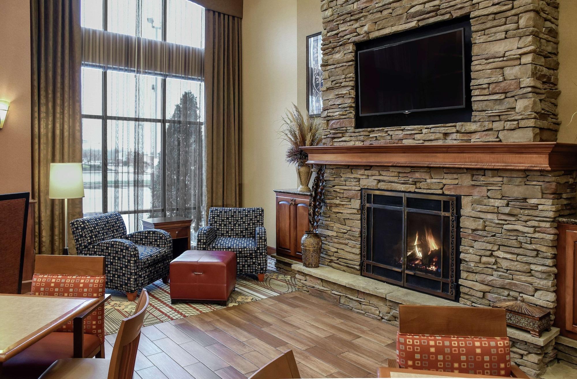 Vista Lobby Hampton Inn & Suites Youngstown-Canfield