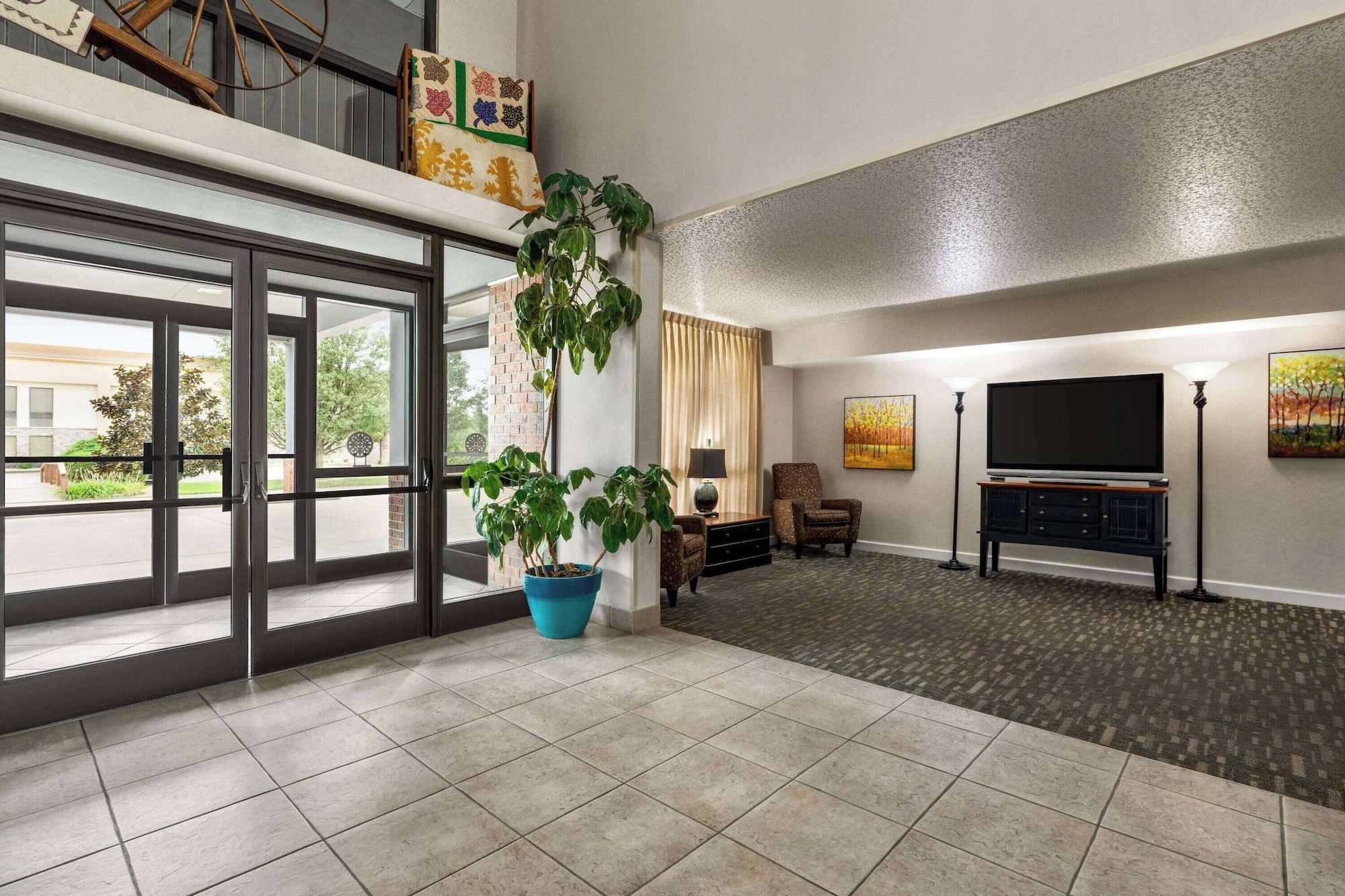Vista Lobby Days Inn by Wyndham Kuttawa/Eddyville