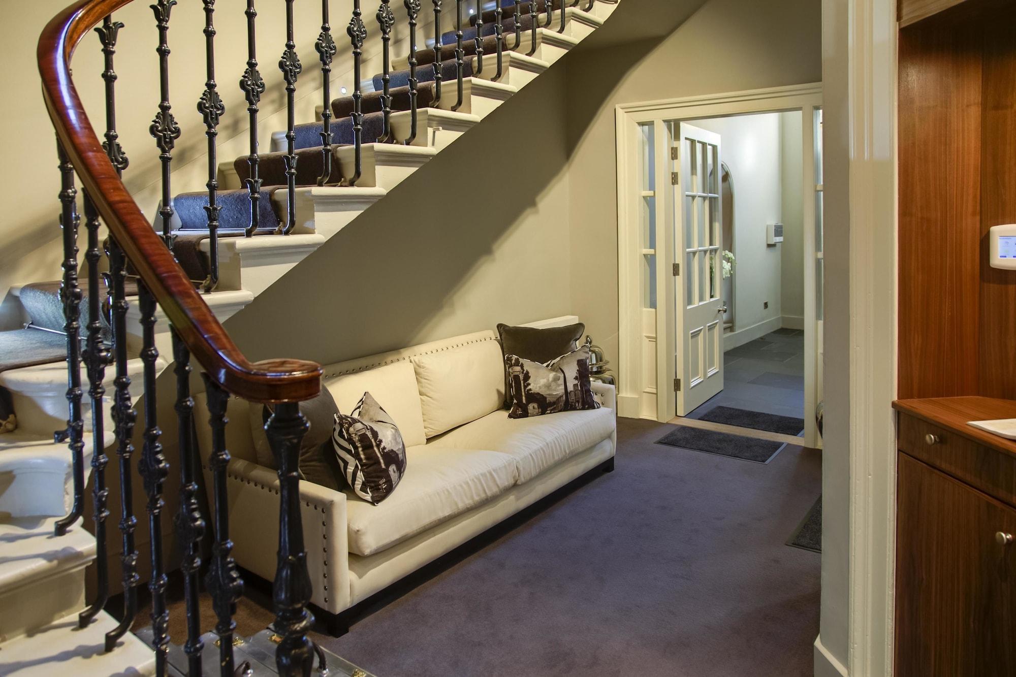 Vista Lobby Clarendon Luxury Apartments