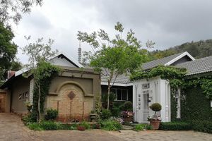 Alojamiento - At 98 on Lynburn Guest House