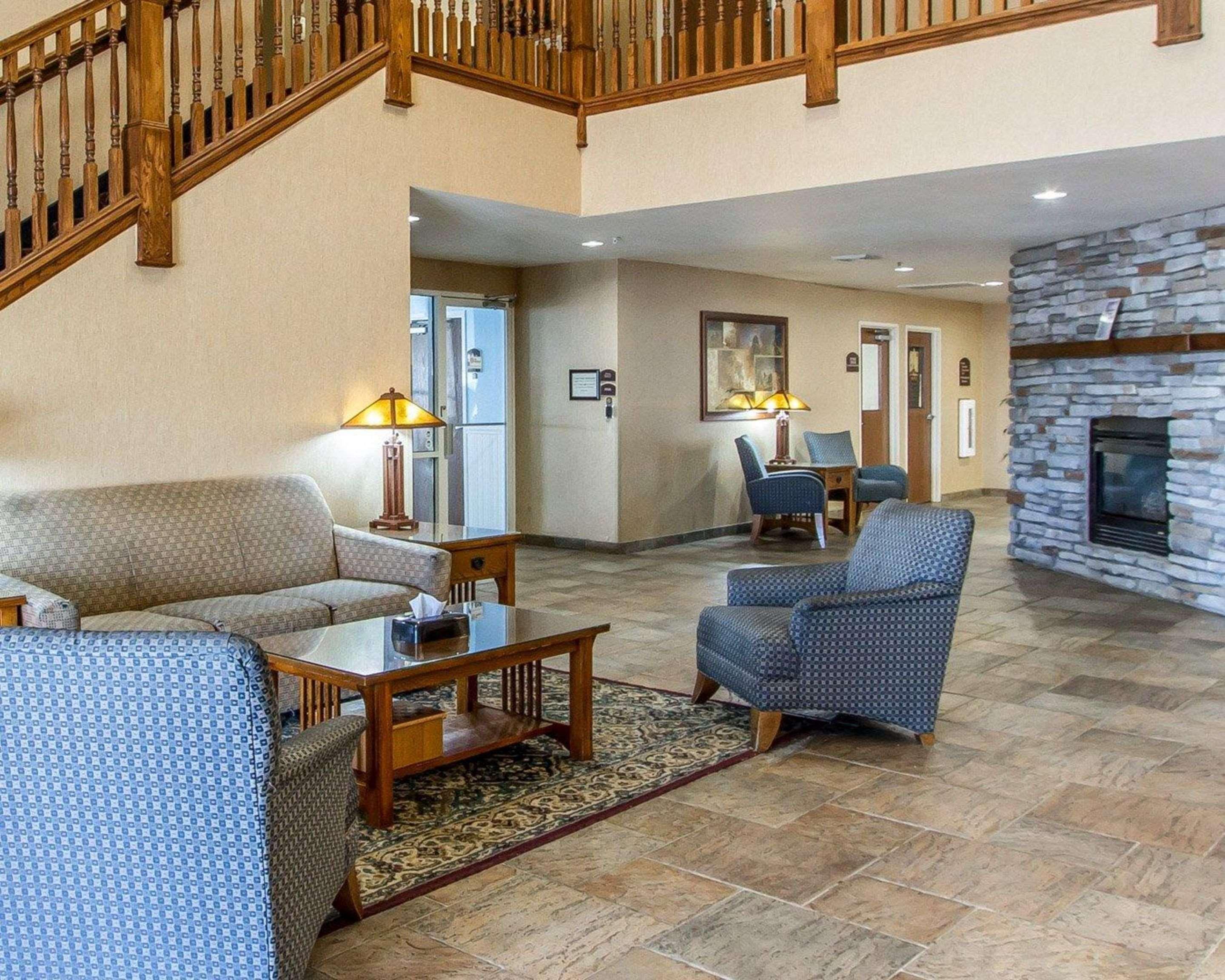Vista Lobby Quality Inn Suites Keokuk Area