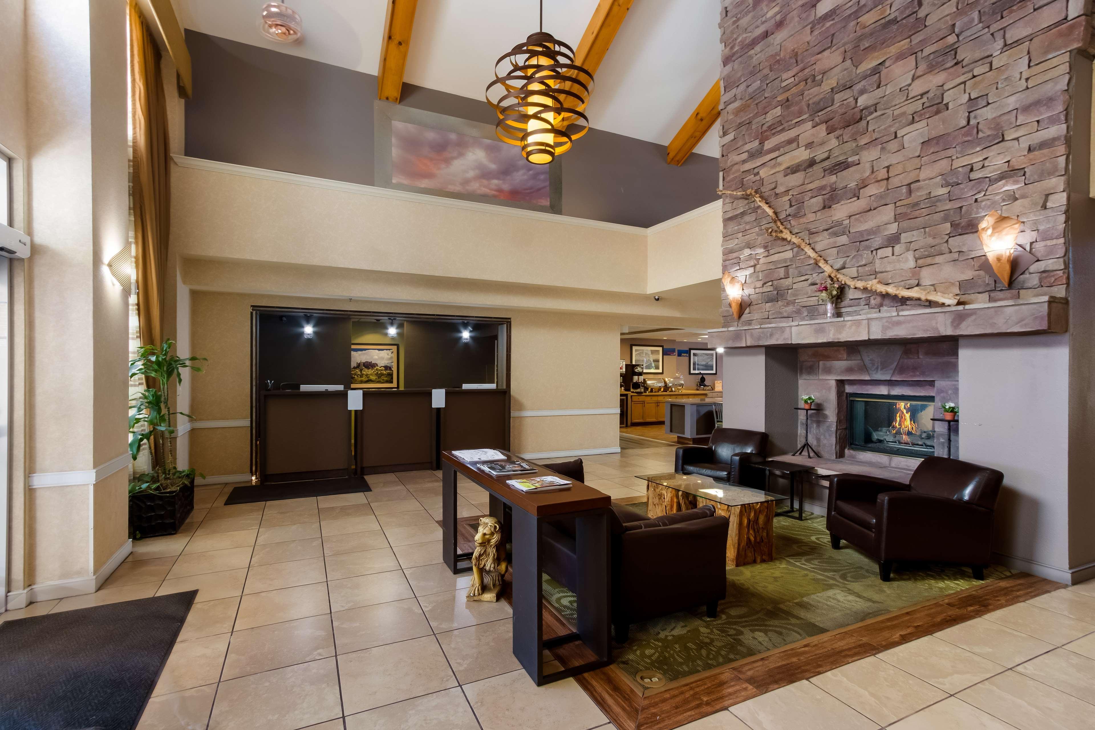 Vista Lobby SureStay Plus Hotel by Best Western Tempe University