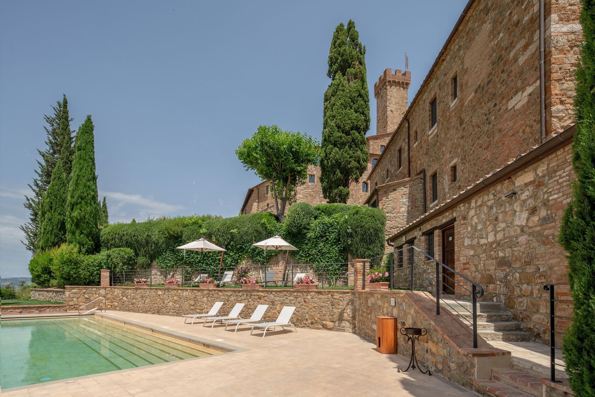 Vista Piscina Castello Banfi - Il Borgo