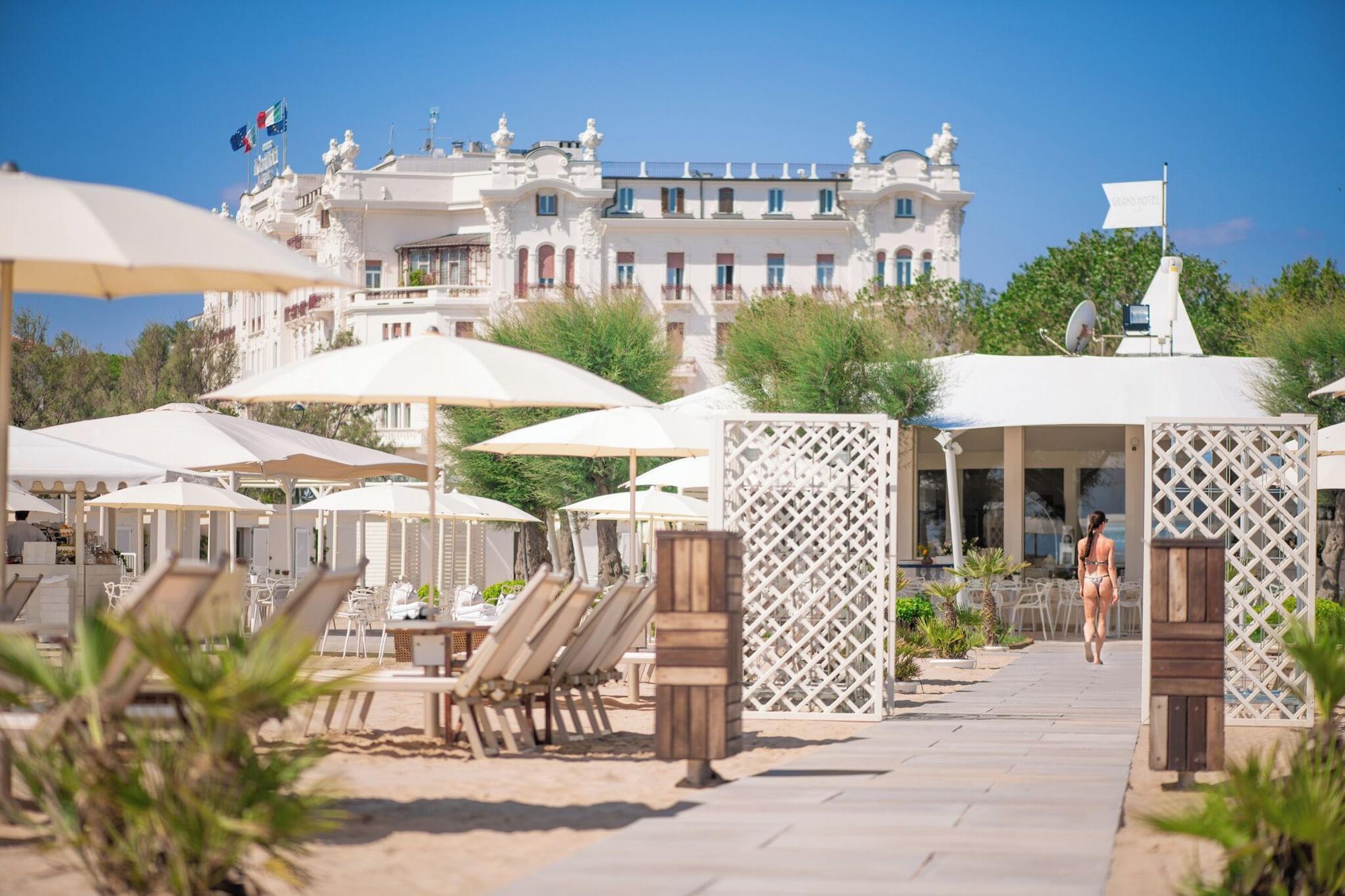 Vista Exterior Grand Hotel Rimini