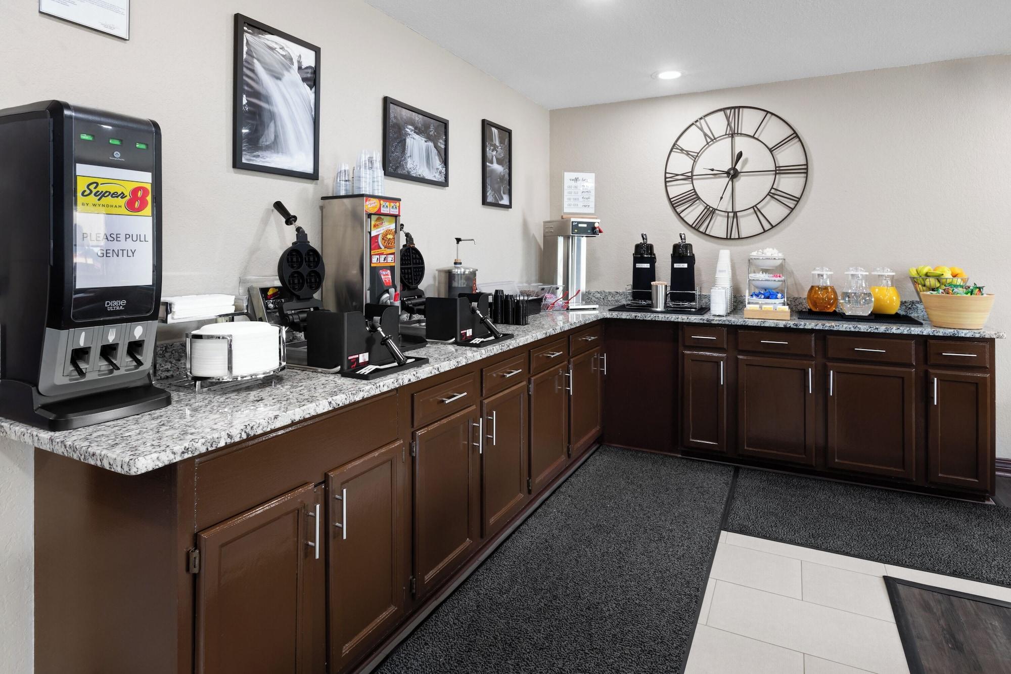Restaurant Super 8 by Wyndham Fairmont