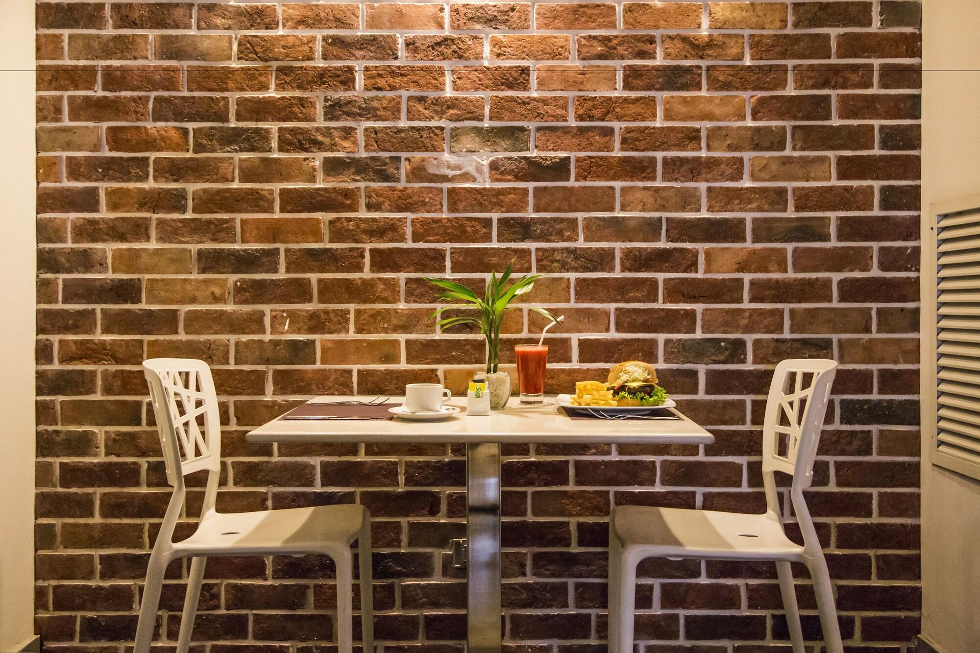 Bar/Salón Aku Hotels