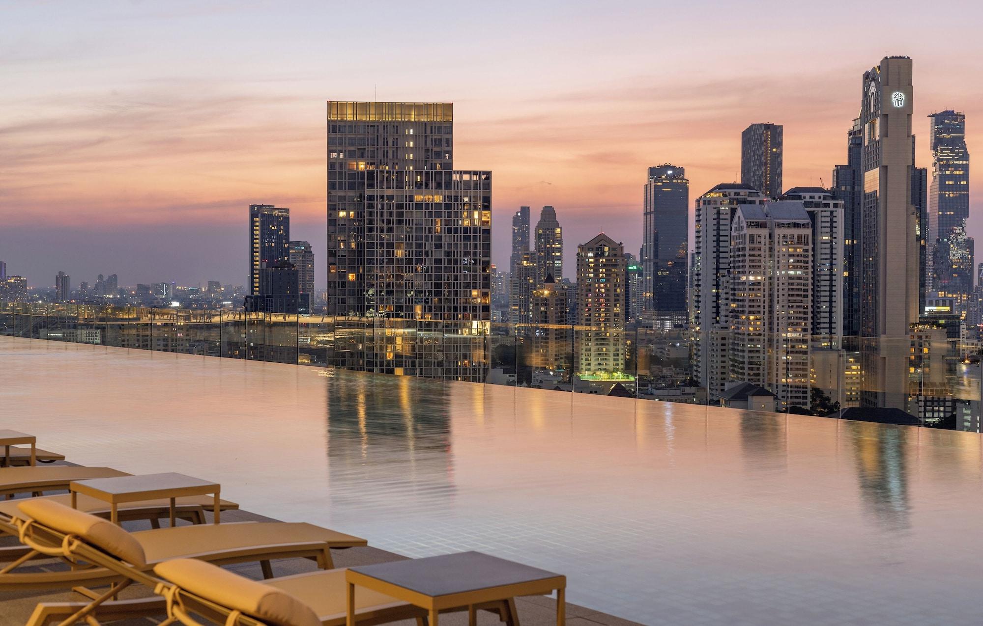 Vista Piscina Grande Centre Point Lumphini Bangkok