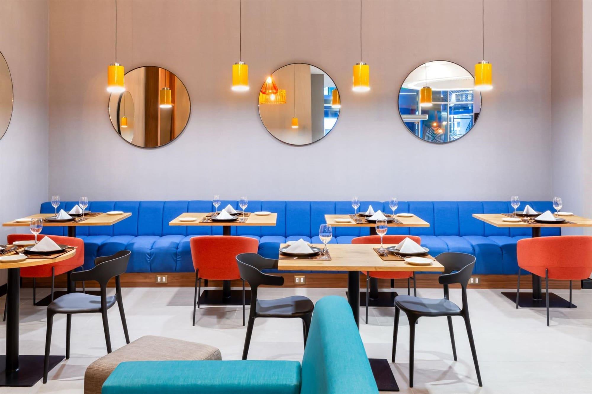 Restaurant Tru By Hilton Chillan Ferrat