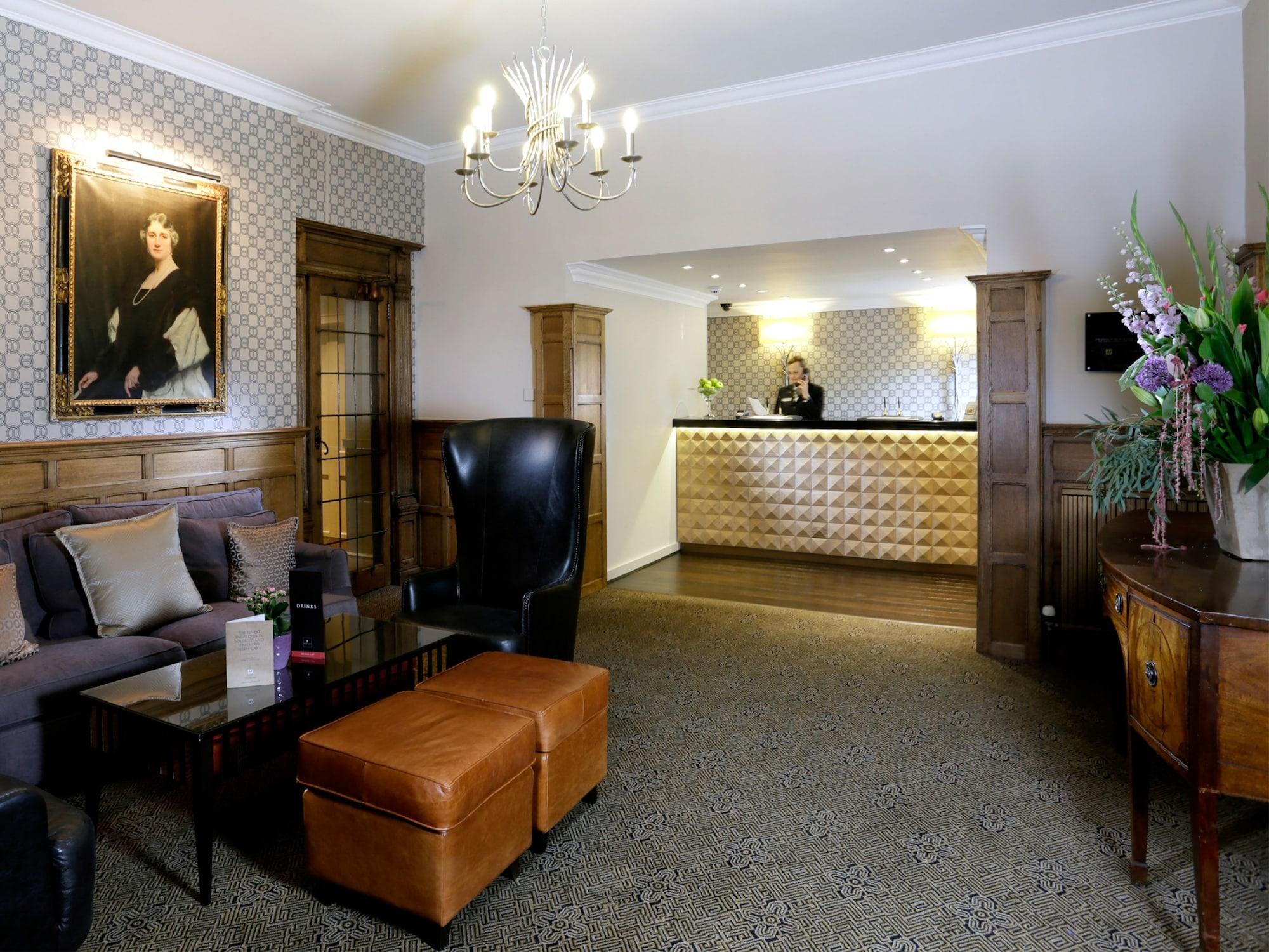 Vista Lobby Macdonald Berystede Hotel