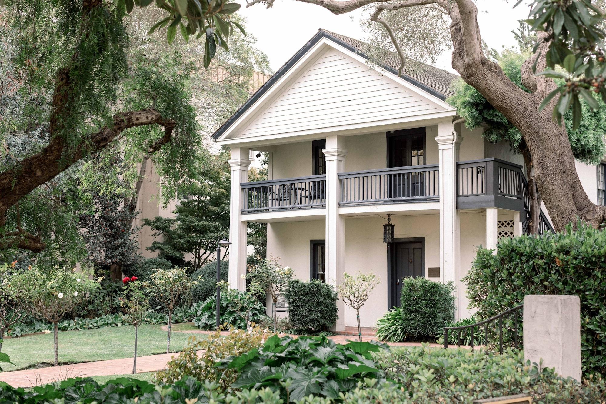 Varios Merritt House Hotel
