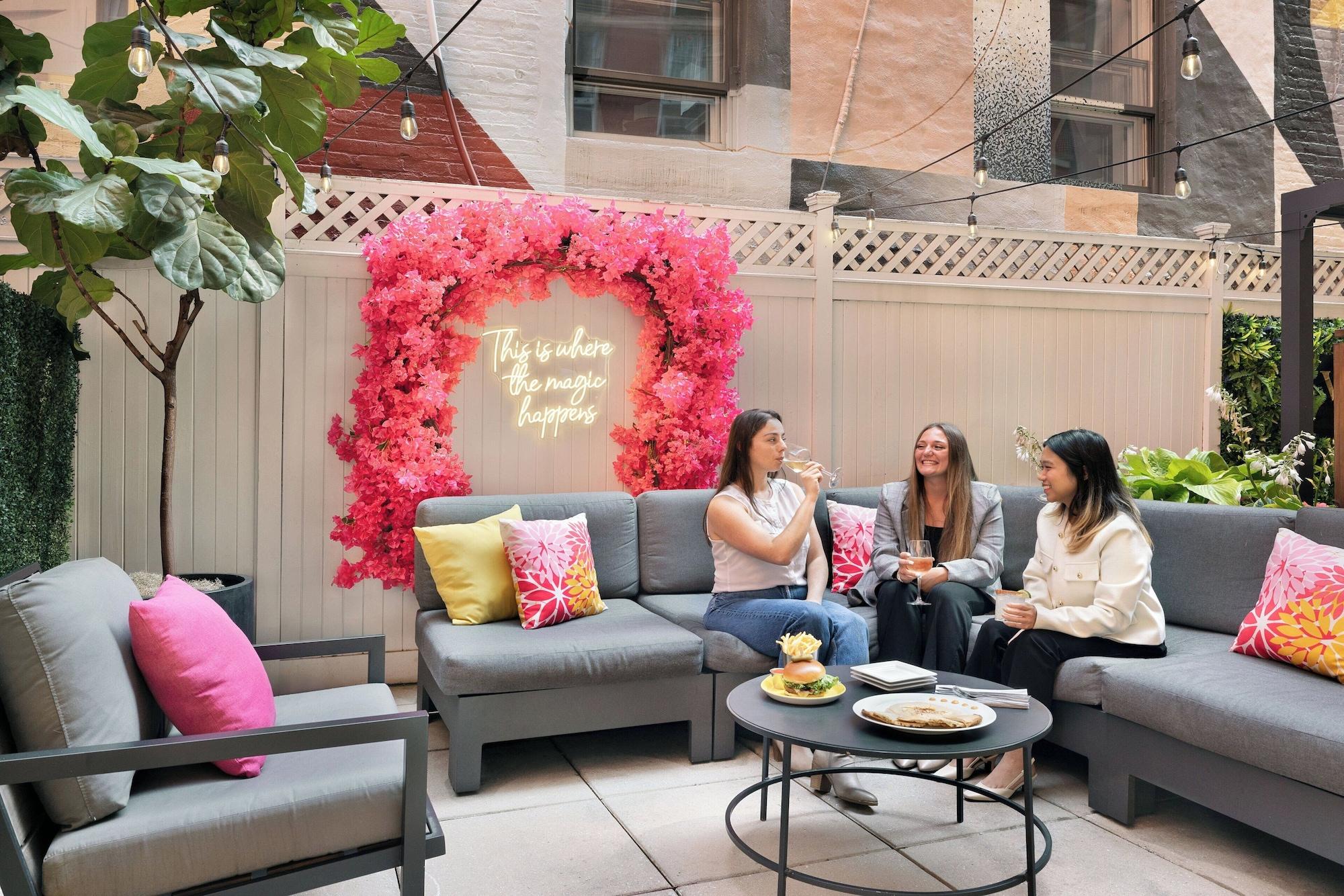 Bar/Salón voco Times Square South New York by IHG