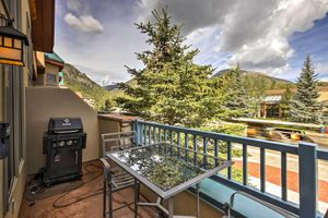 Alquiler Vacacional - 7 Mi to Skiing: Main St Frisco Condo w/ Balcony!
