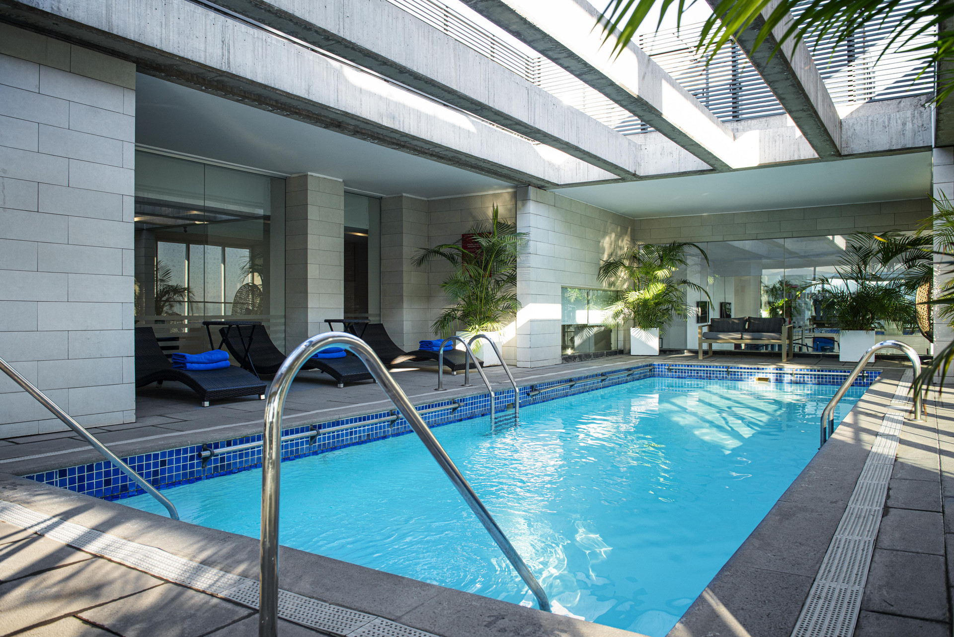 Vista Piscina Hotel Pullman Santiago El Bosque