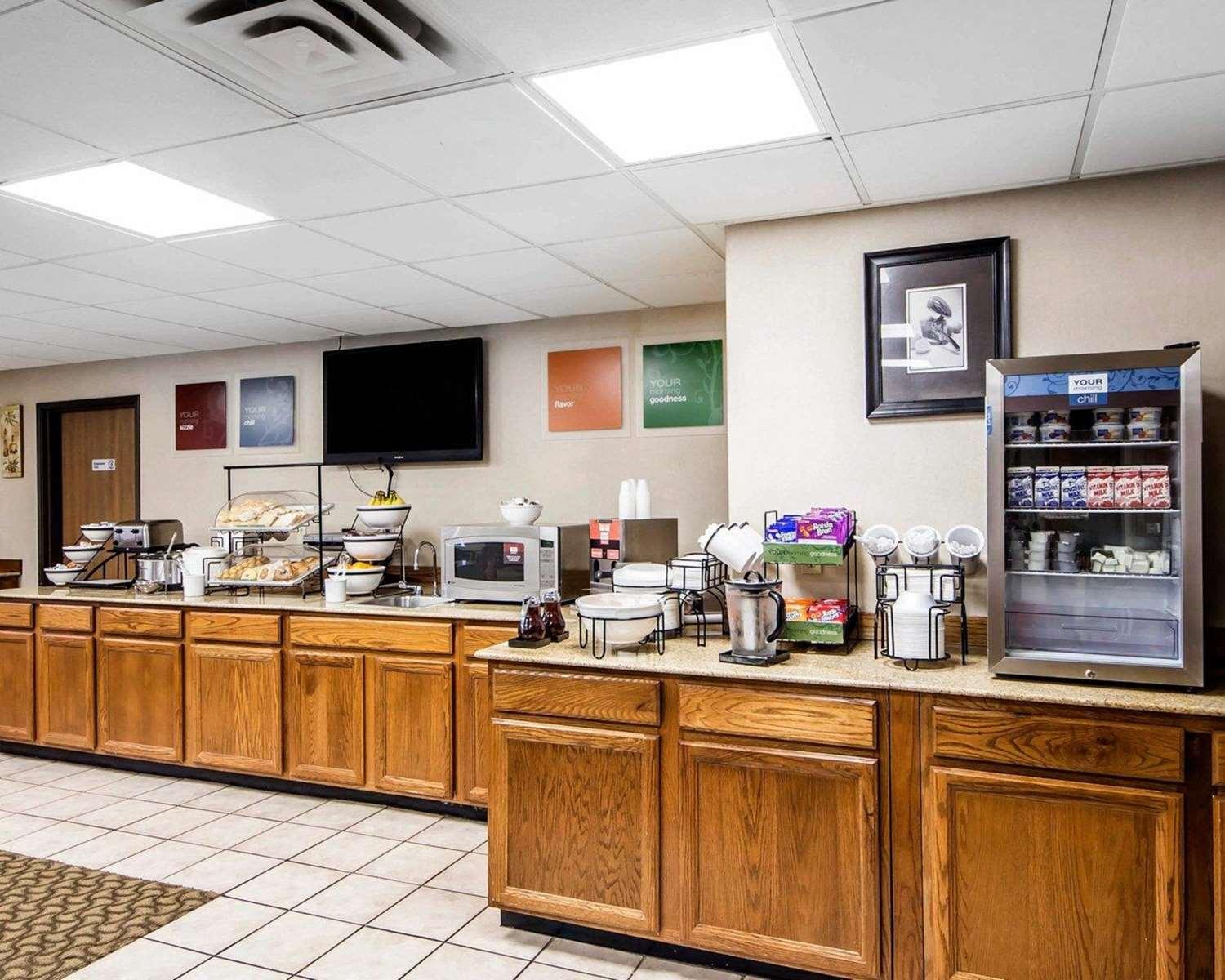 Restaurant Comfort Inn & Suites Ponca City near Marland Mansion
