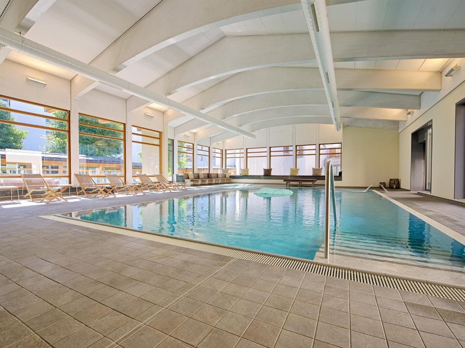 Vista Piscina Schweizerhof Ferienwohnungen Lenzerheide