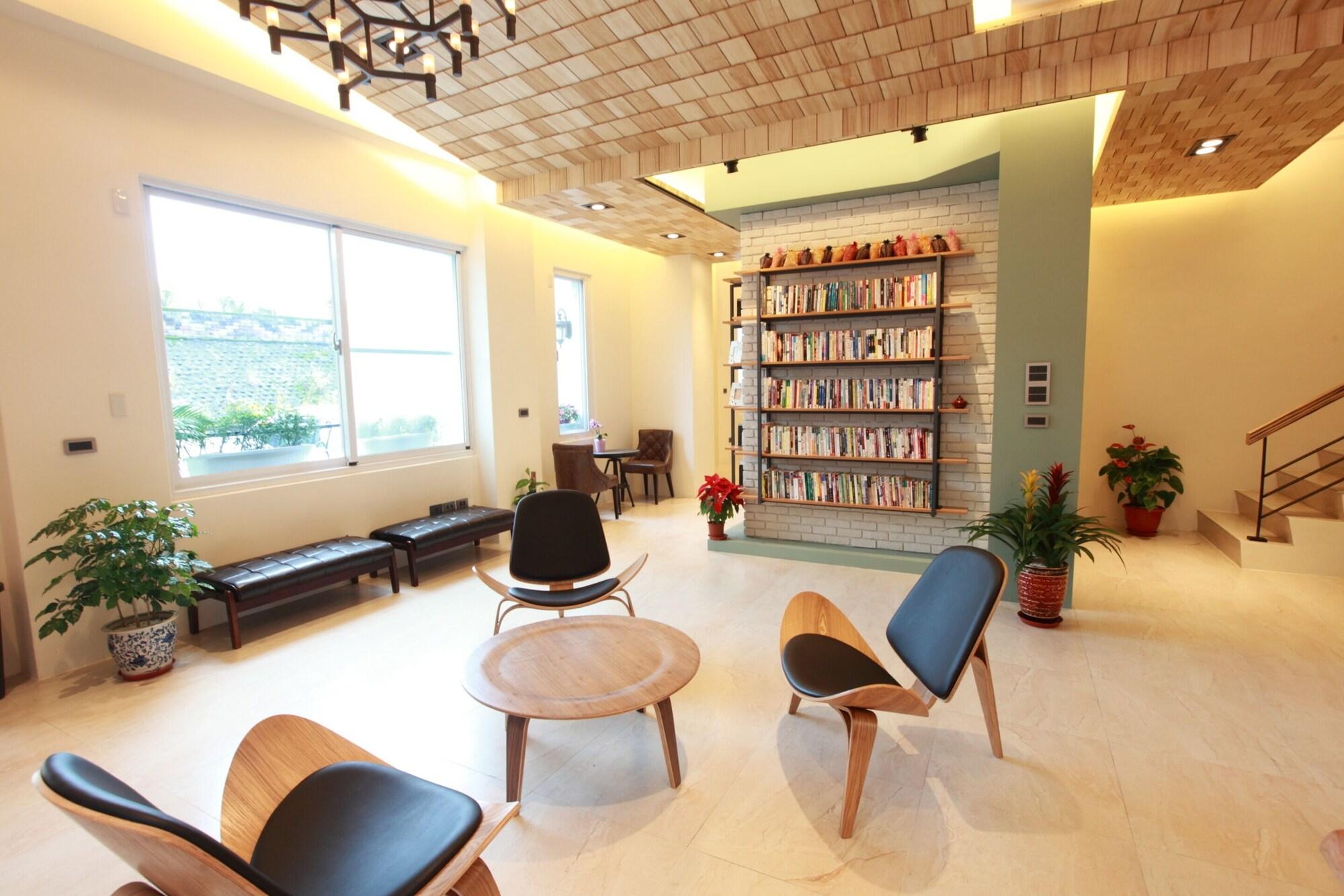 Varios Leveeside House