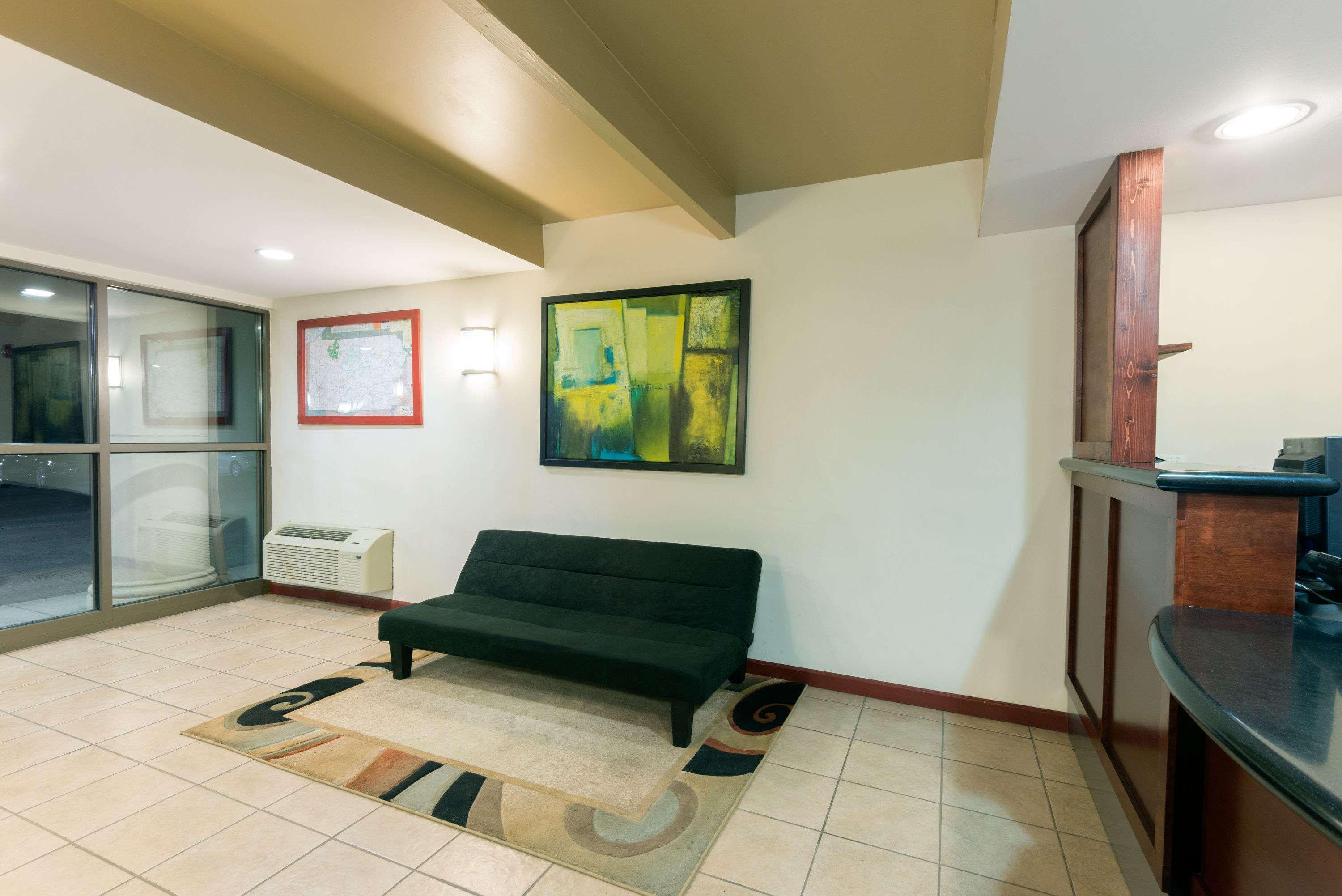 Vista Lobby Super 8 by Wyndham Beaver Falls