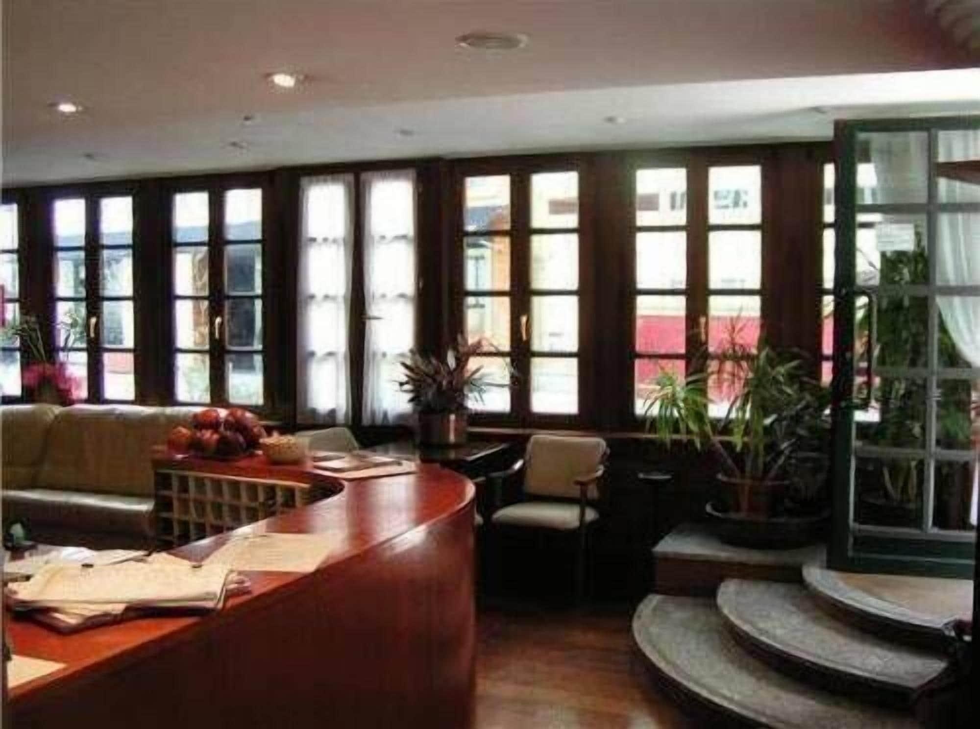 Vista Lobby La Plaza I