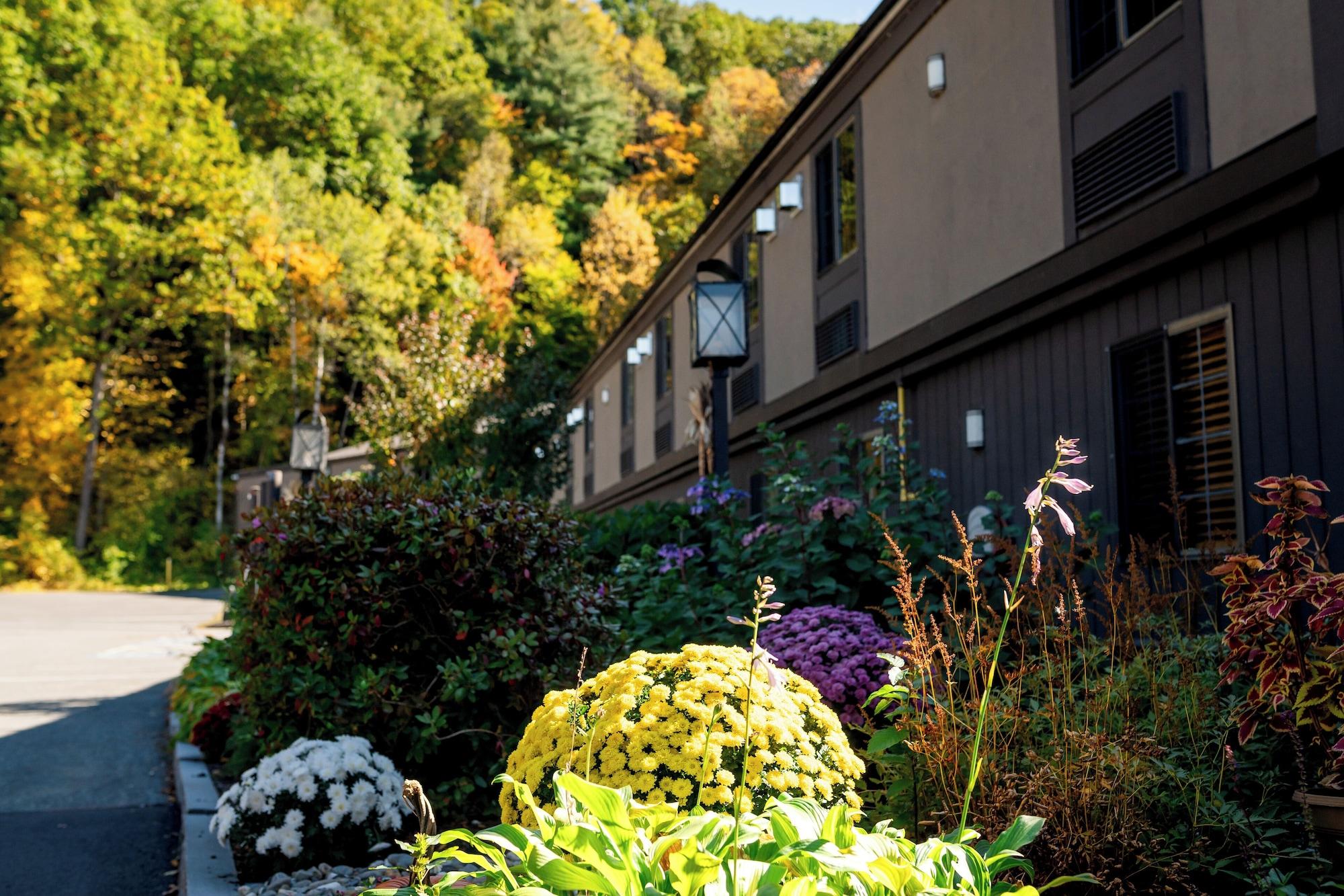 Vista Exterior Fireside Inn & Suites West Lebanon