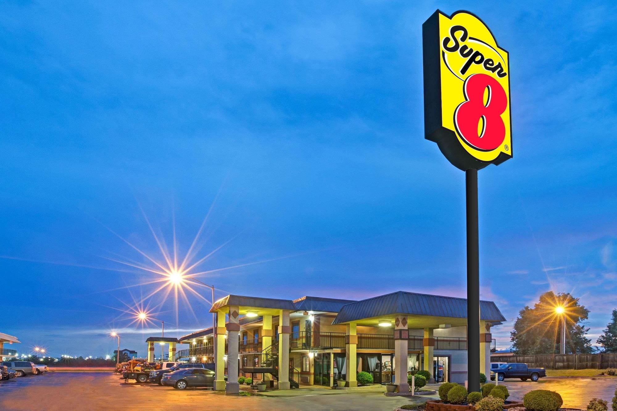 Varios Super 8 by Wyndham Shawnee
