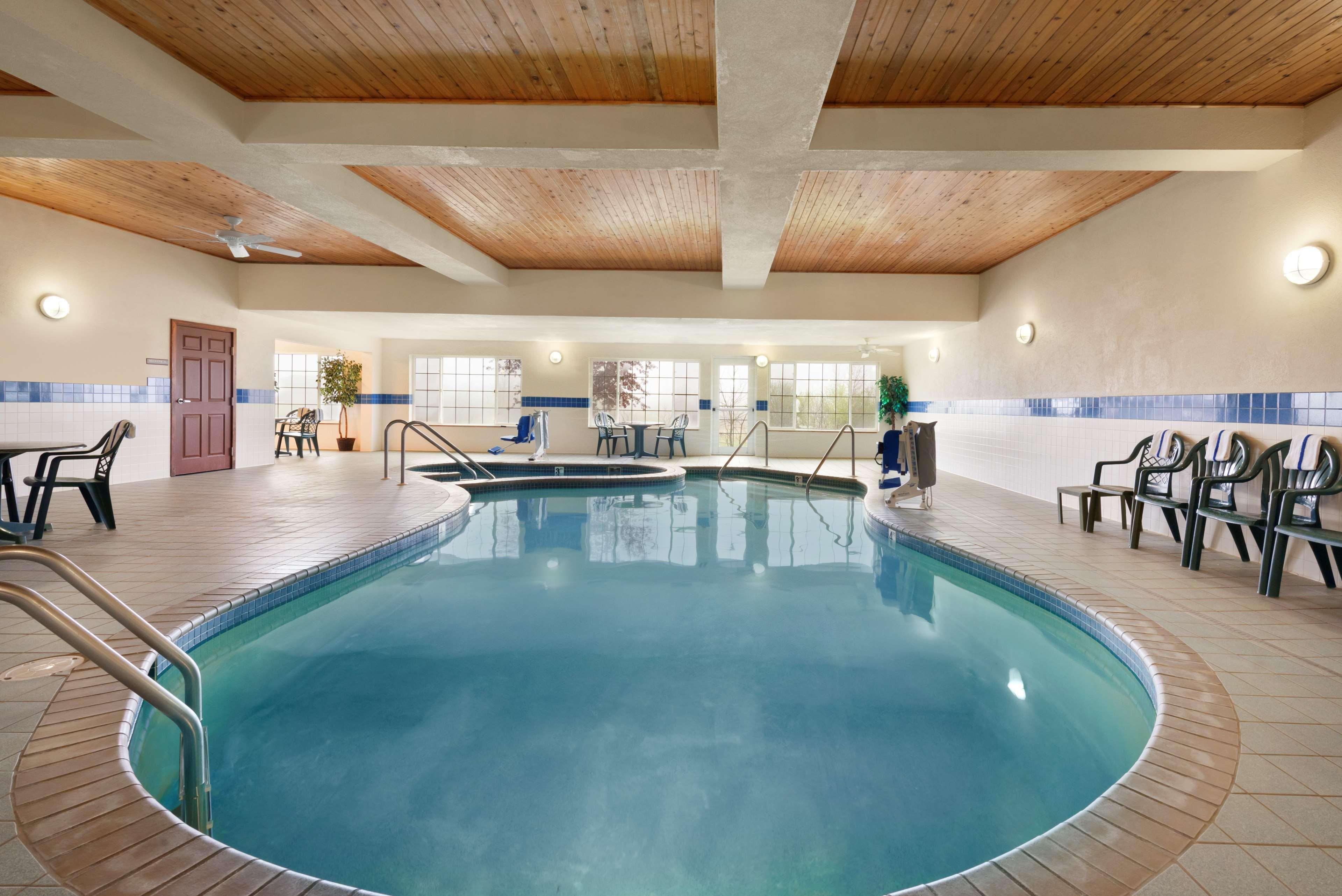 Vista Piscina Country Inn & Suites by Radisson, West Bend, WI